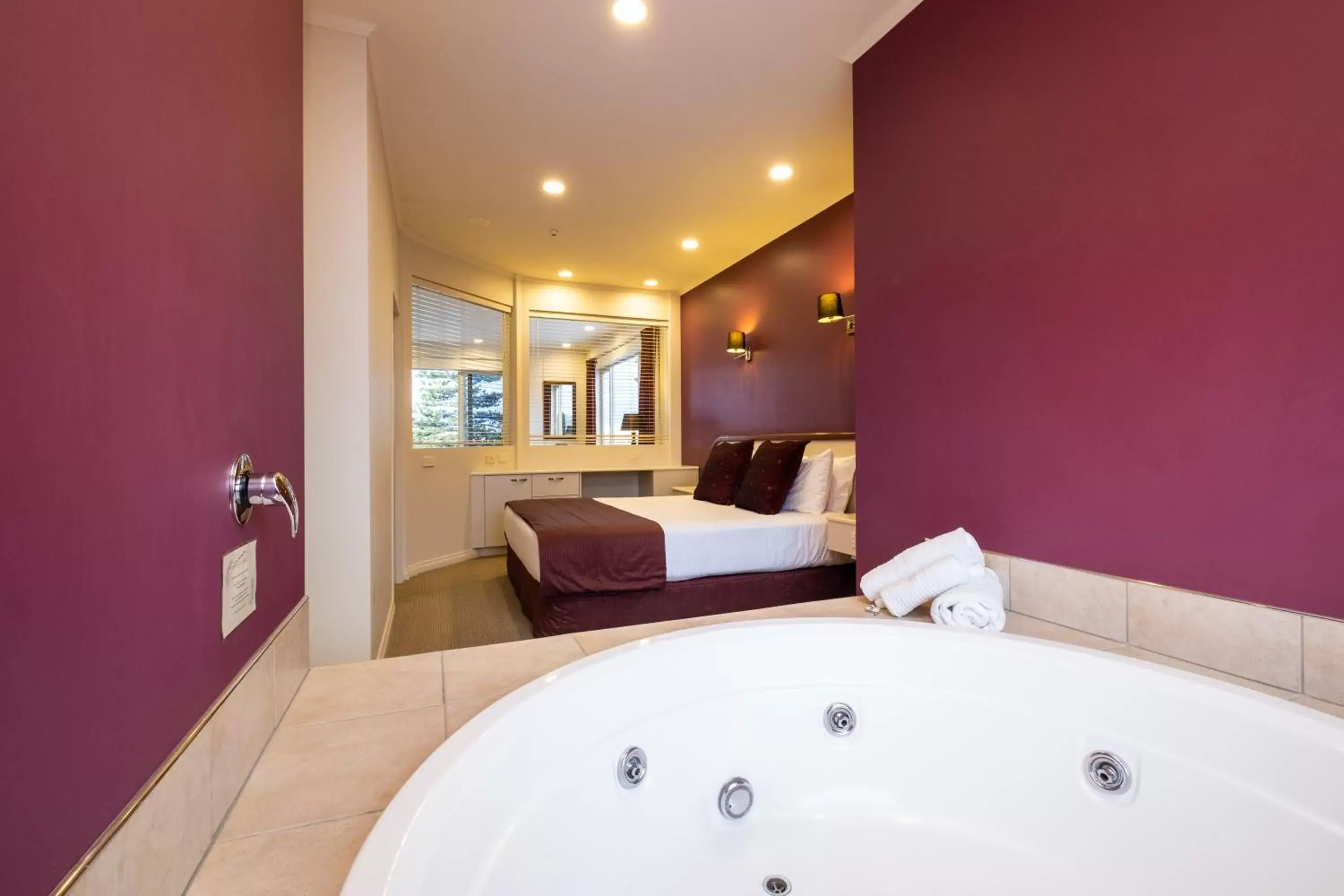 Hot Tub, Bathroom in Motel de la Mer