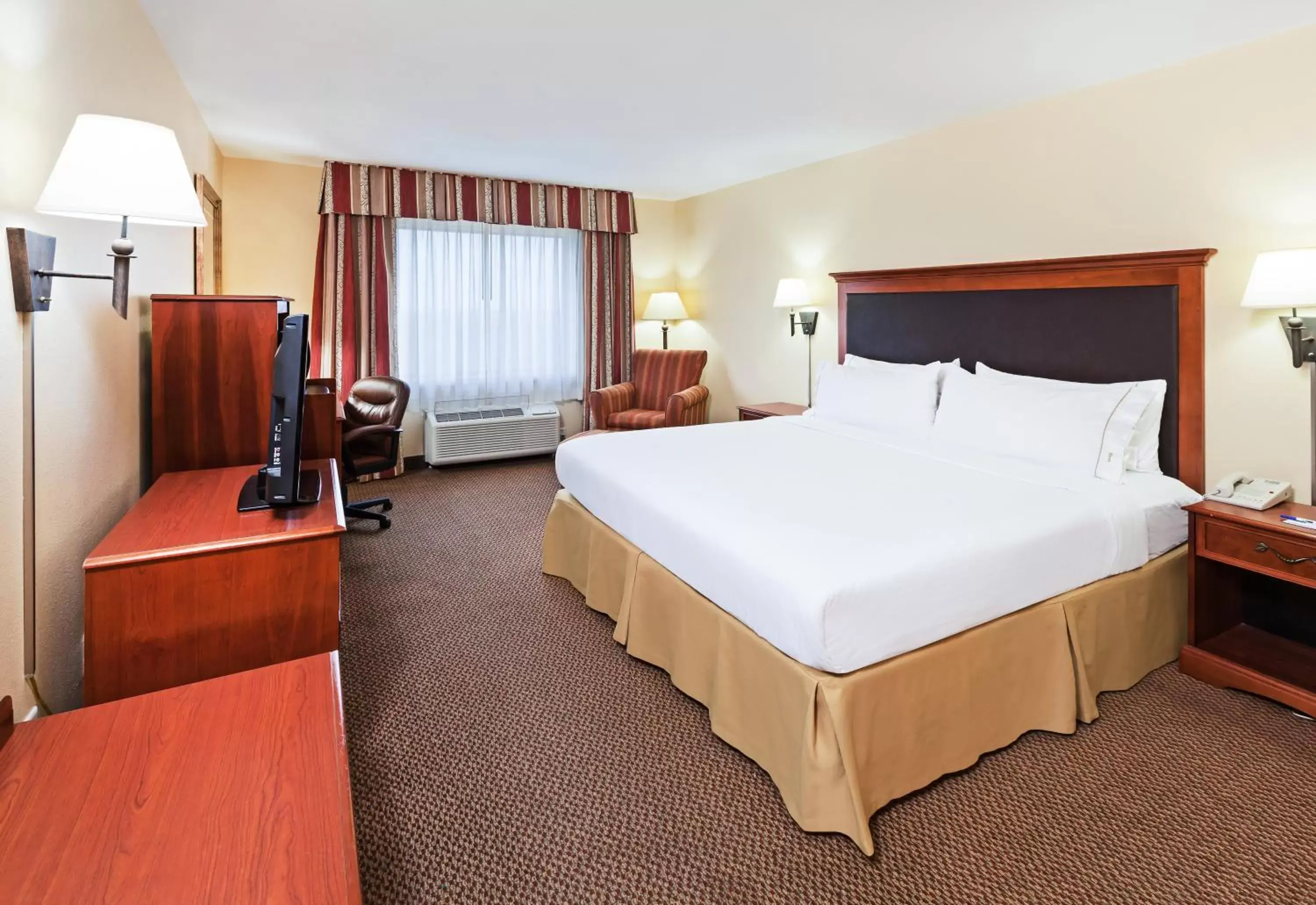 Photo of the whole room, Bed in Holiday Inn Express & Suites - Laredo-Event Center Area, an IHG Hotel