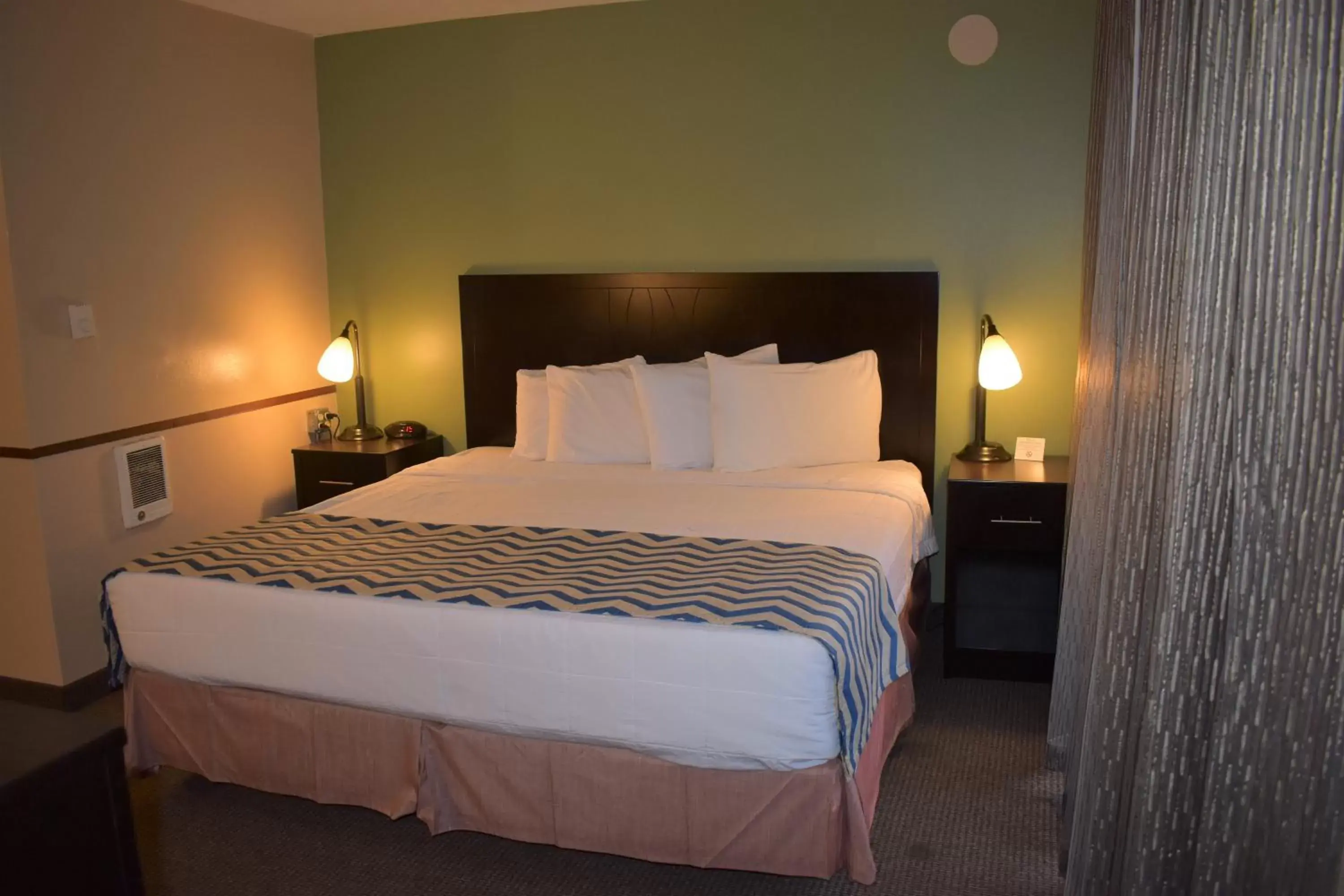 Bed in SureStay Hotel by Best Western Portland City Center