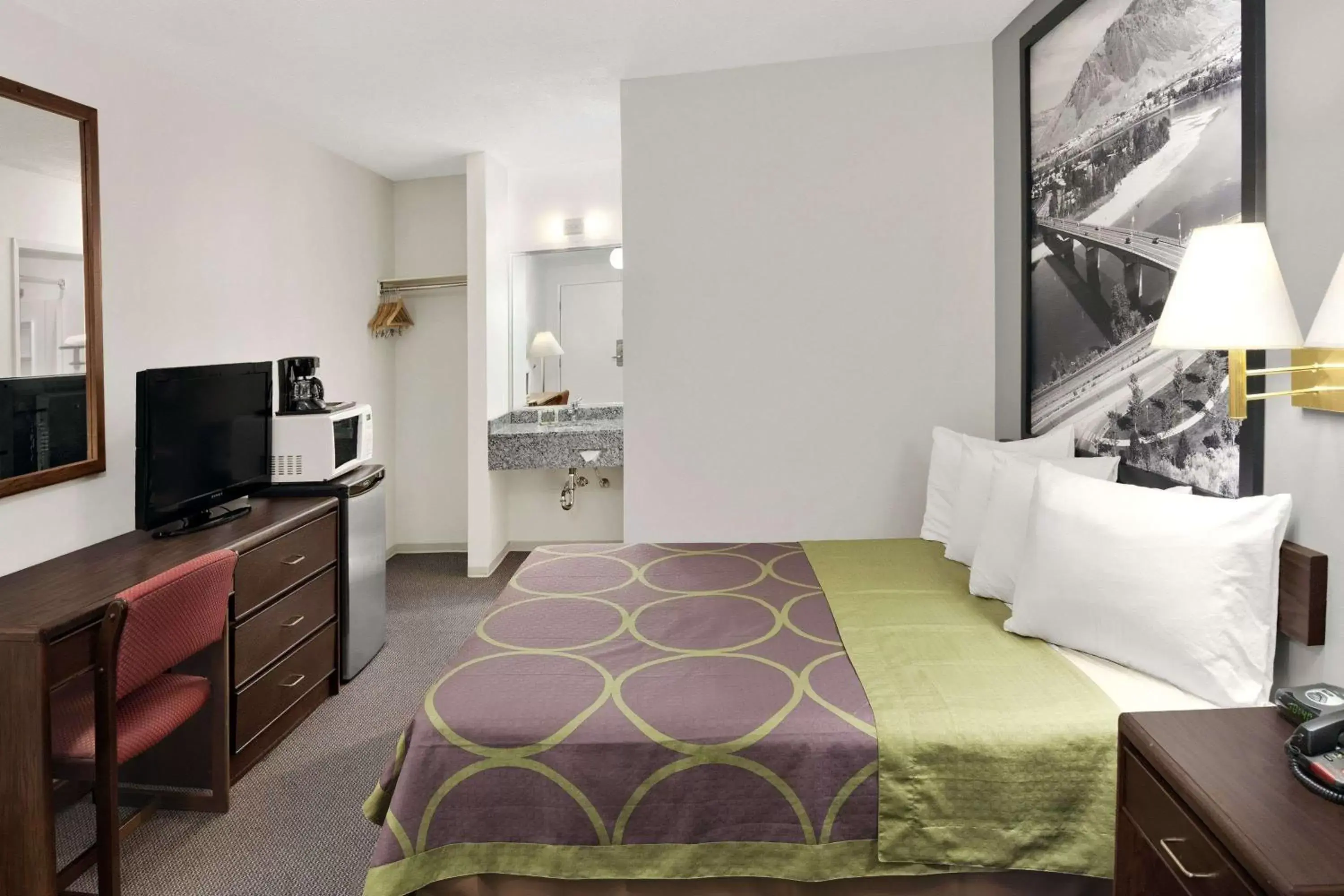 Photo of the whole room, Bed in Super 8 by Wyndham Kamloops East Photo of the whole room, Bed in Super 8 by Wyndham Kamloops East