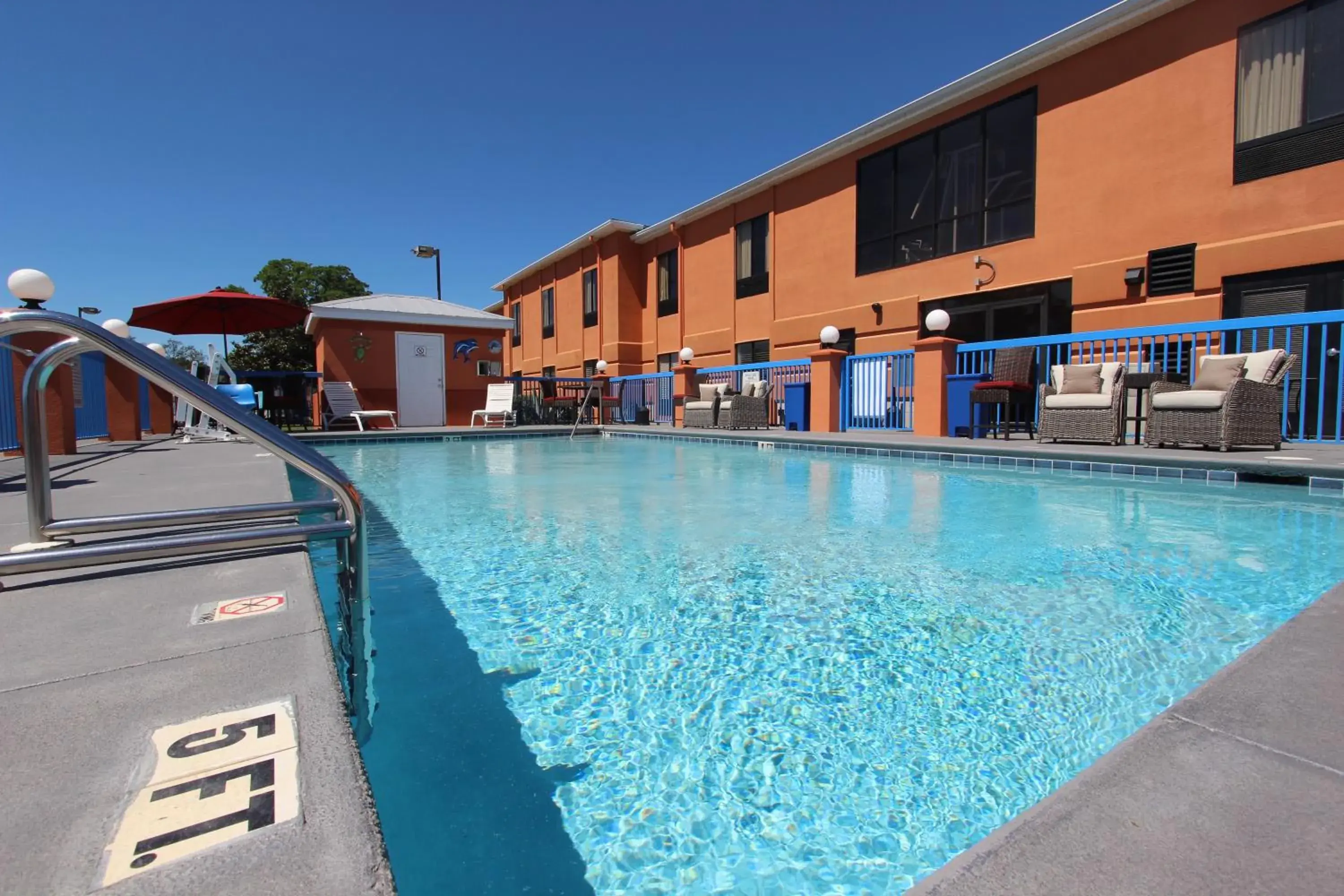 Balcony/Terrace, Swimming Pool in Hotel Pensacola