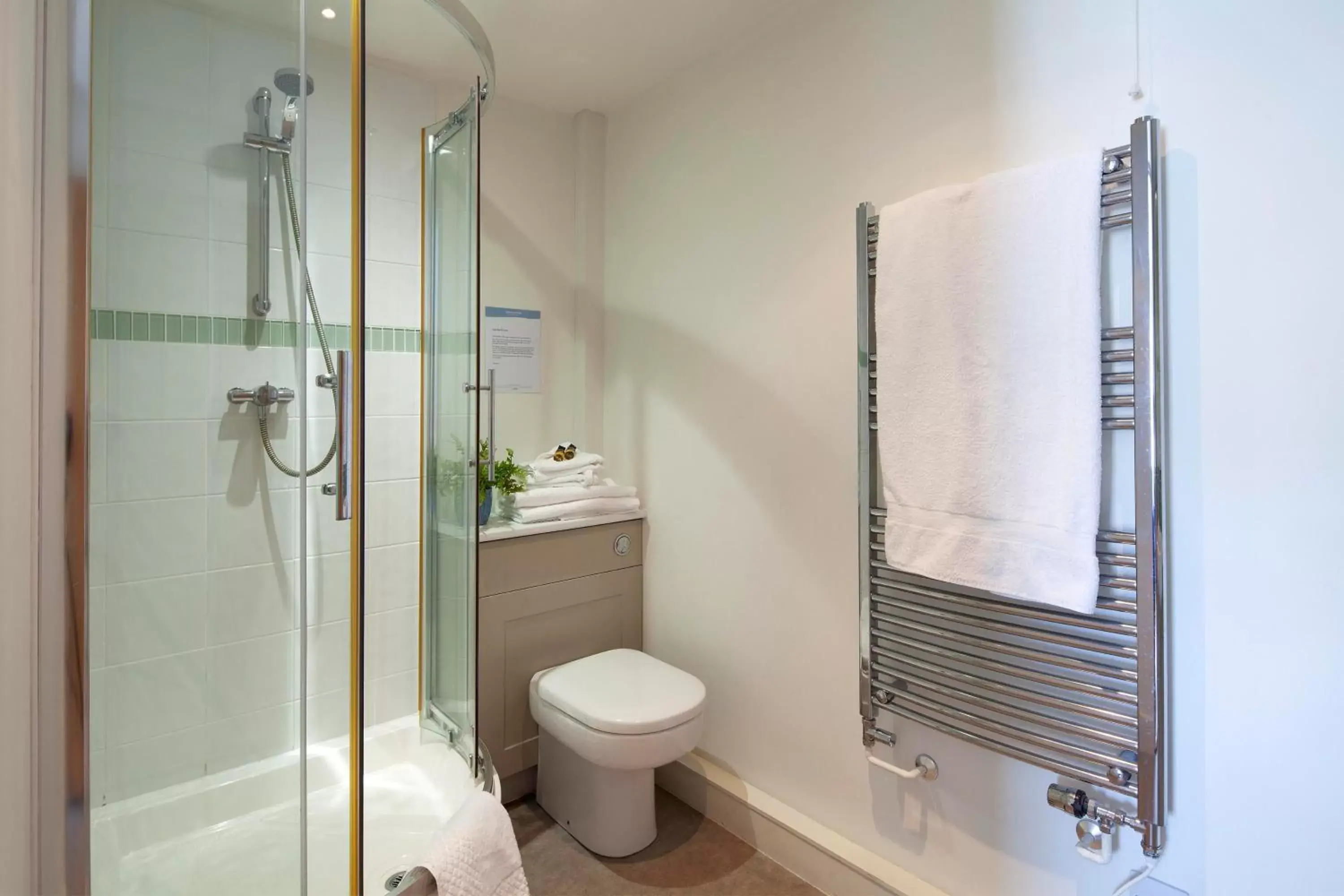 Bathroom in The Artist Loft, Ensuite Guest Rooms, Porthleven