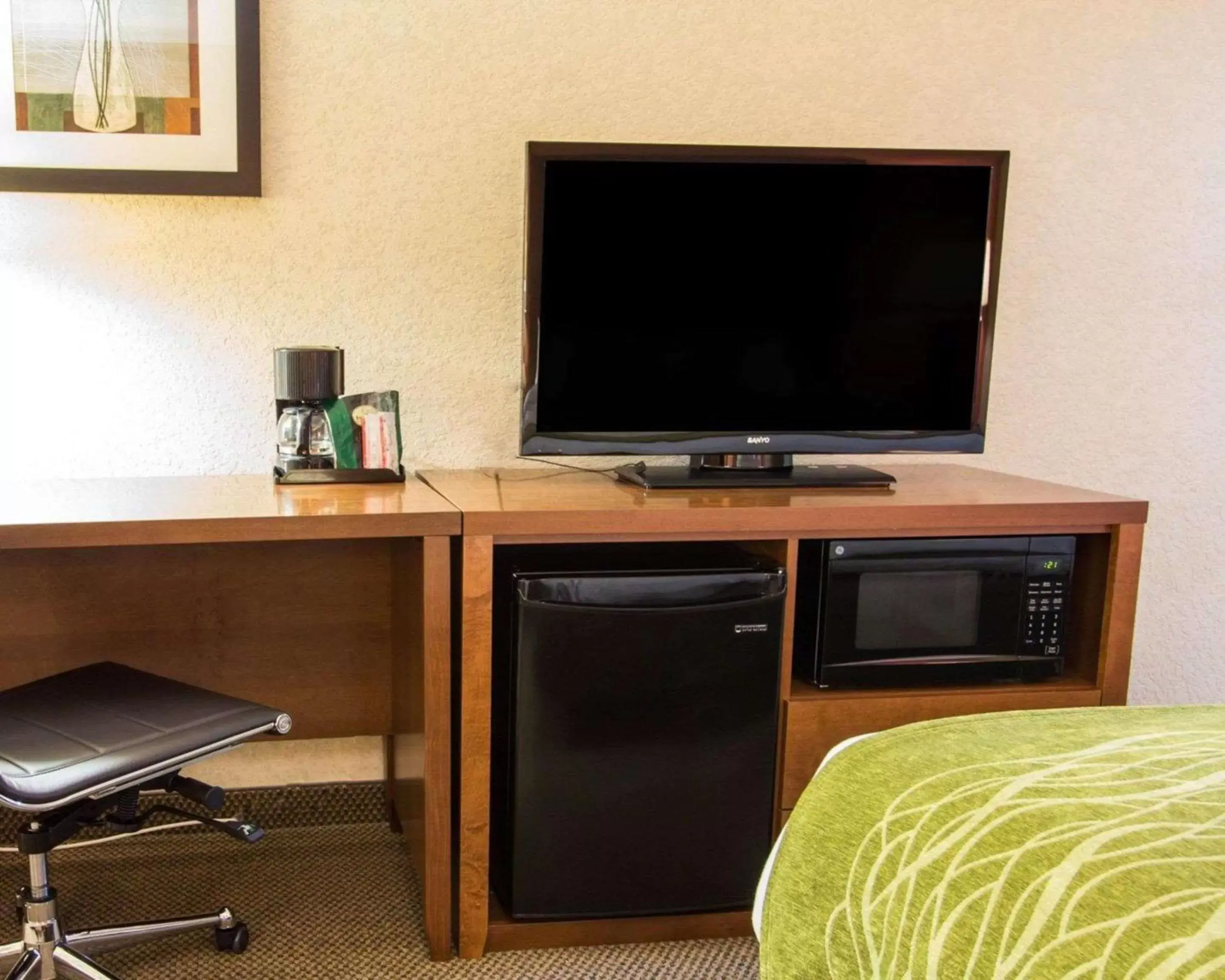 Photo of the whole room, TV/Entertainment Center in Comfort Inn & Suites Airport Convention Center