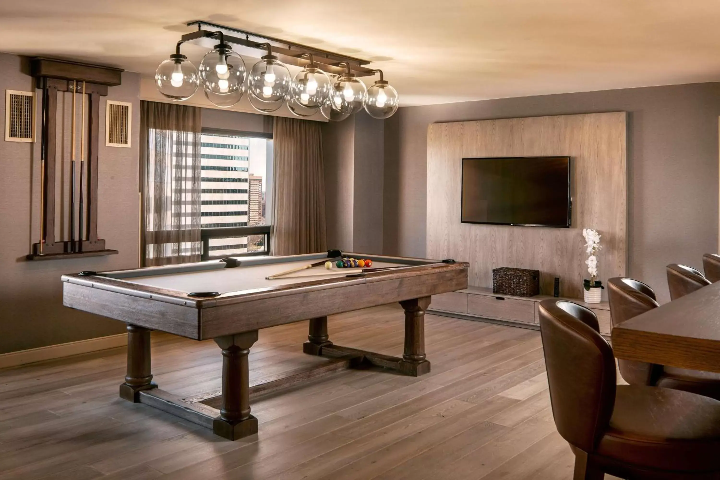 Bedroom, Billiards in Hilton Denver City Center
