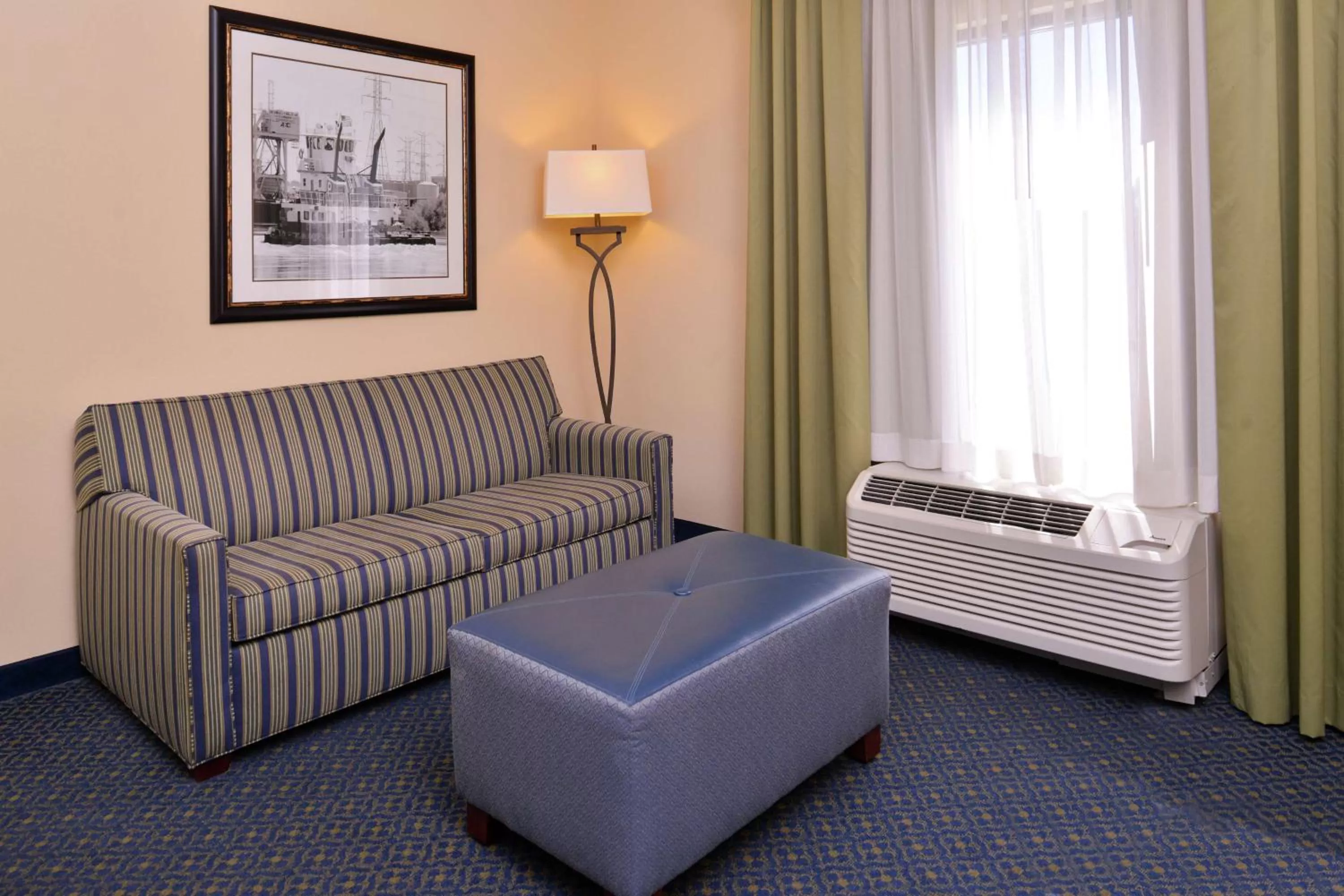 Living room in Hampton Inn Jackson-College Avenue