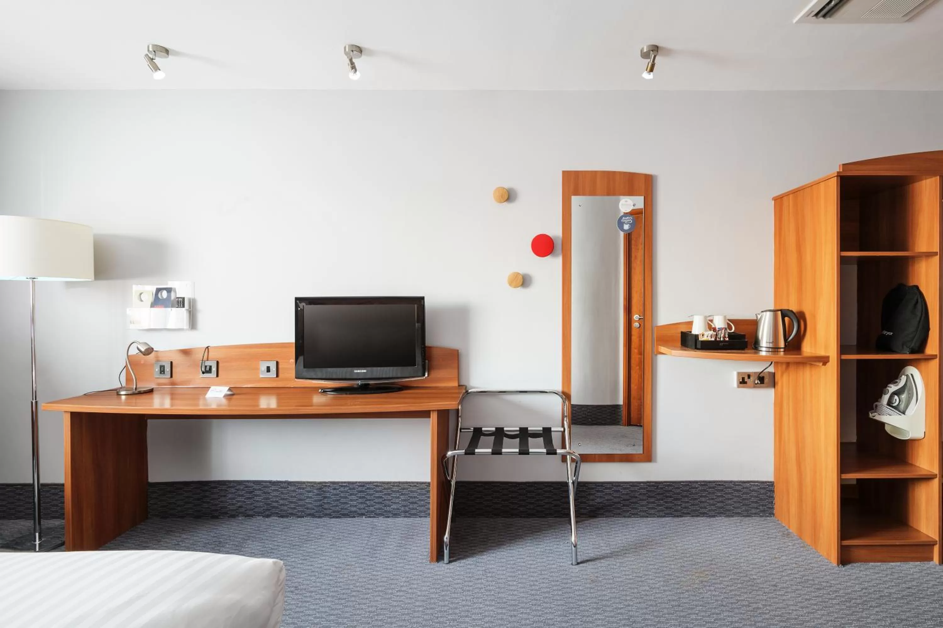 Bed in Holiday Inn Express Braintree by IHG