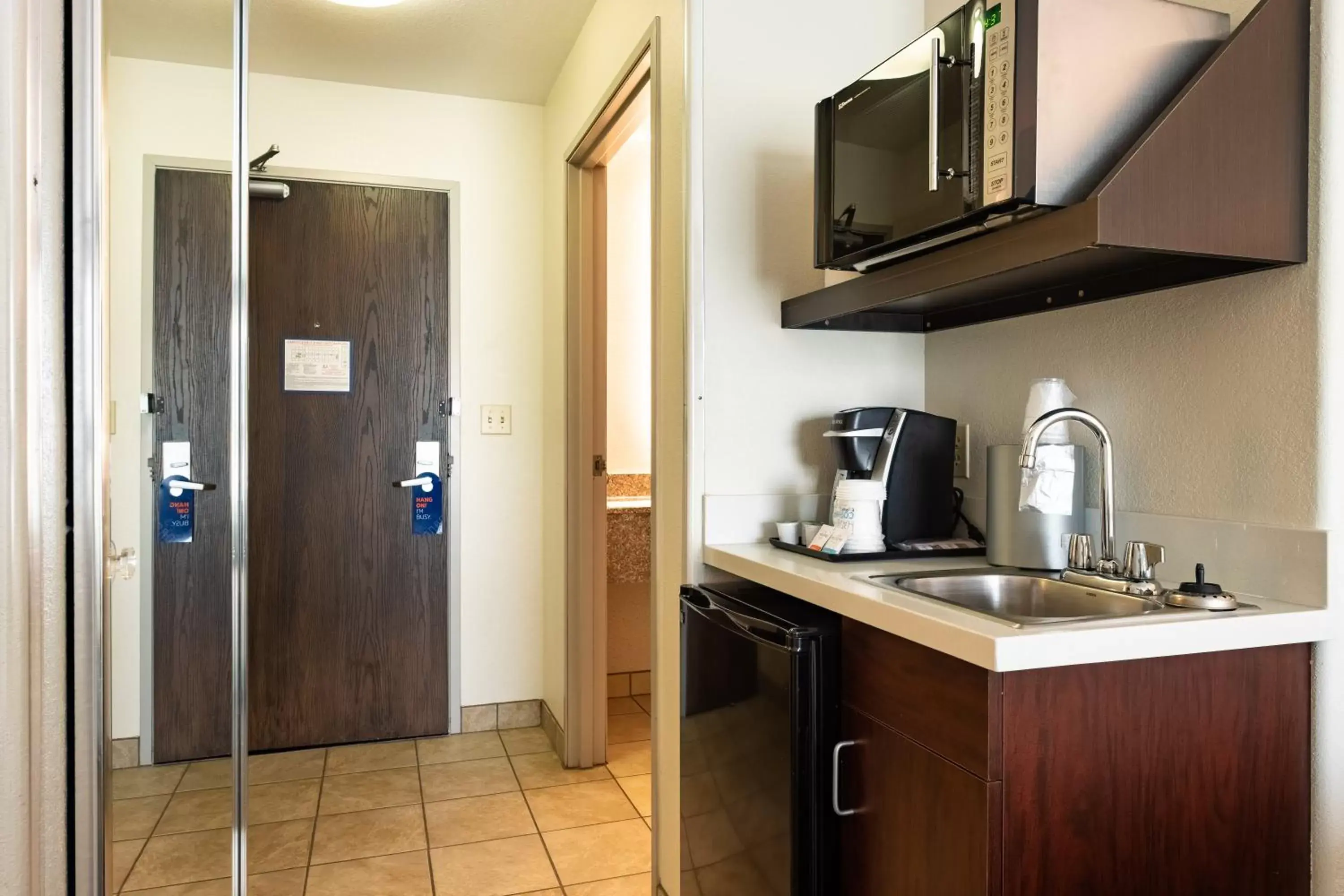 Photo of the whole room, Kitchen/Kitchenette in Holiday Inn Express Hotel & Suites Evanston, an IHG Hotel