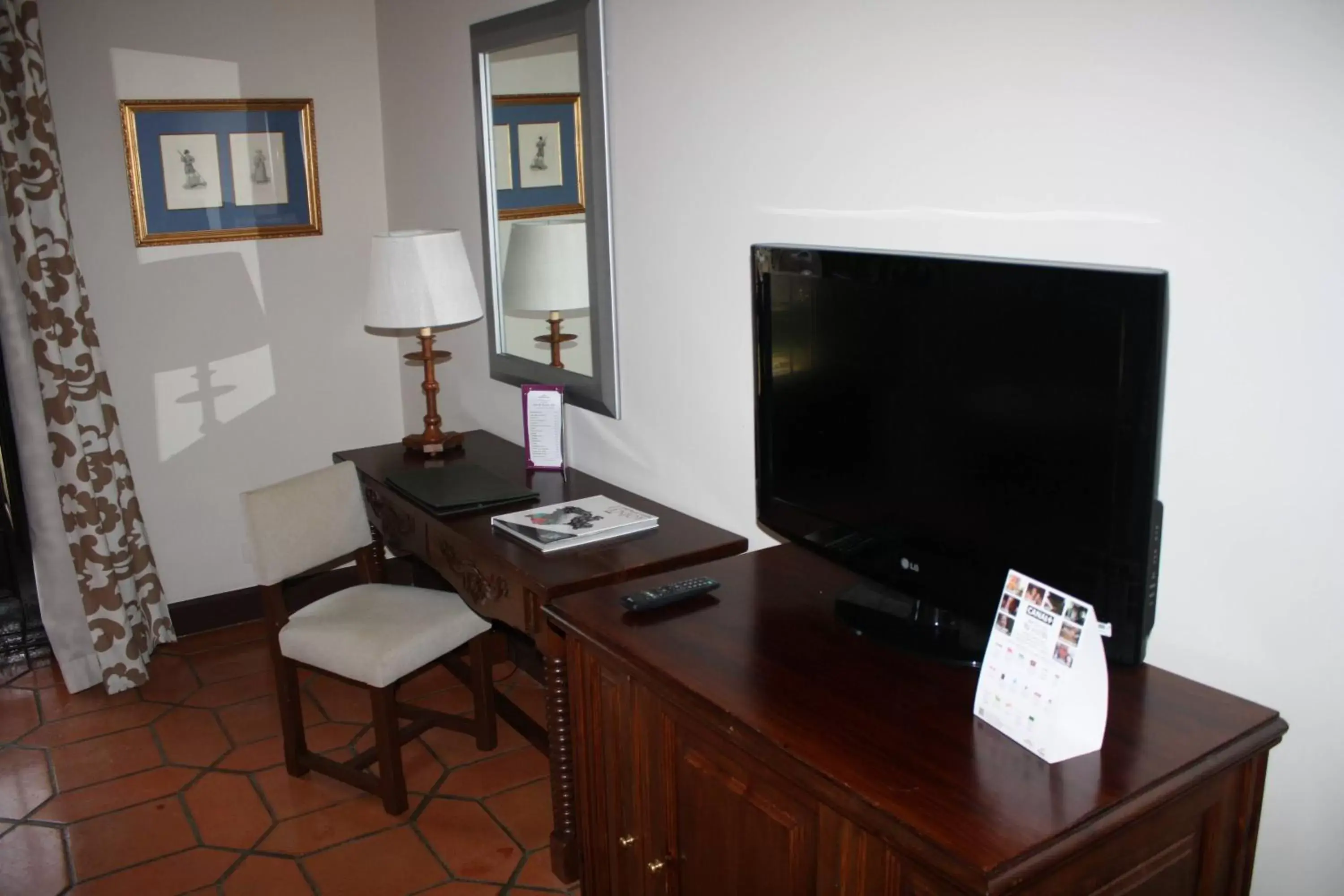 TV and multimedia, TV/Entertainment Center in Parador de Ávila