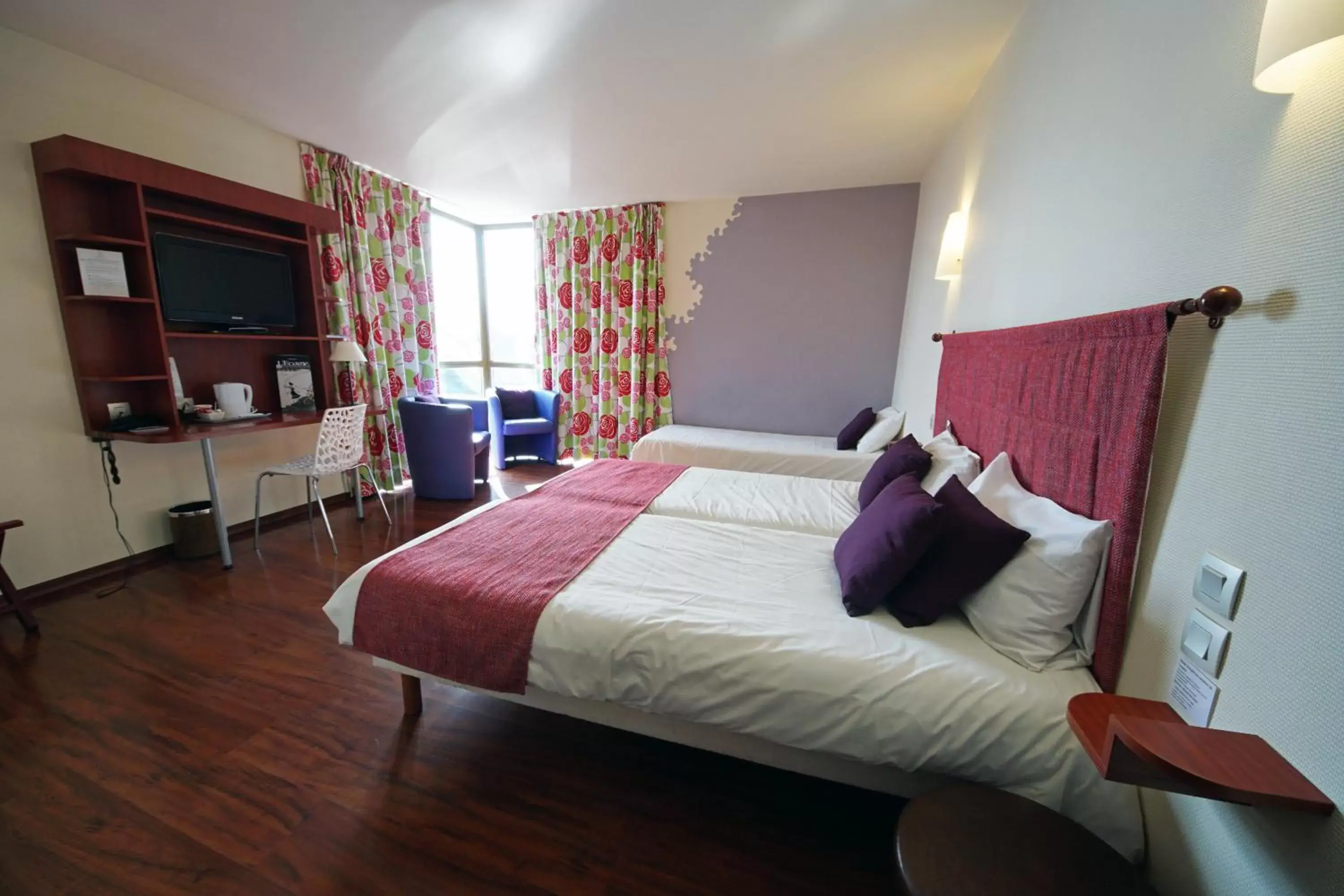 Bed in L'HÔTEL de CHARTRES