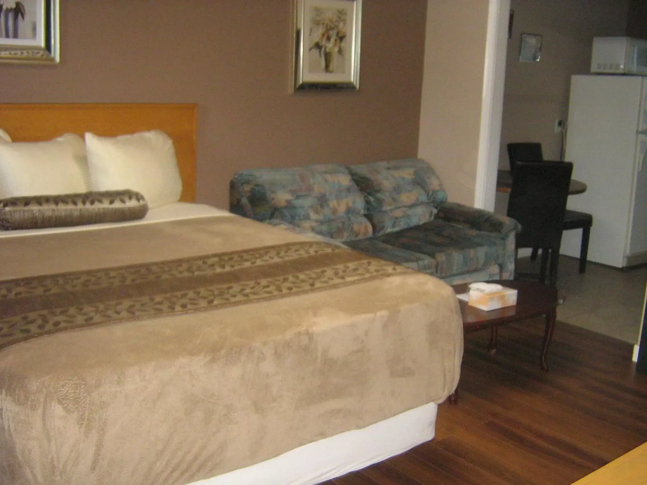 Seating area, Bed in Parkway Motel & European Lodges