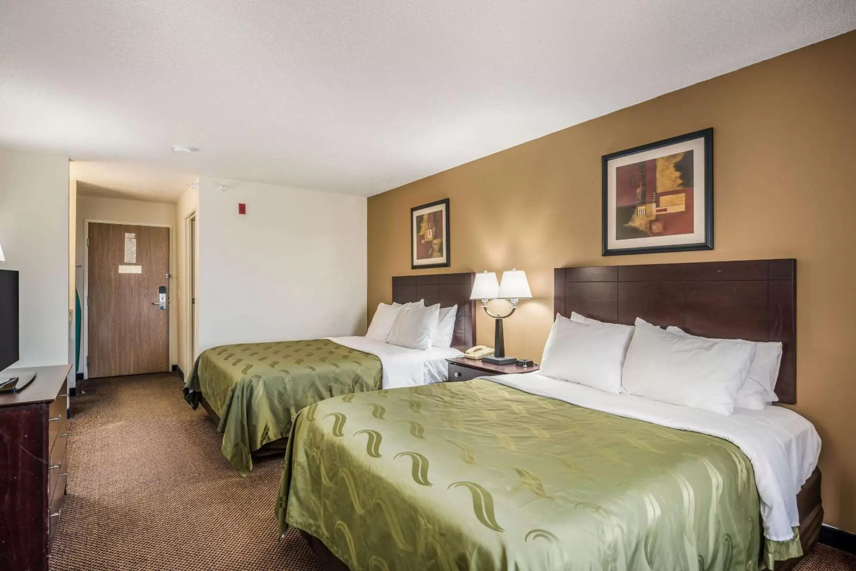 Photo of the whole room, Bed in Quality Inn & Suites Eldridge Davenport North