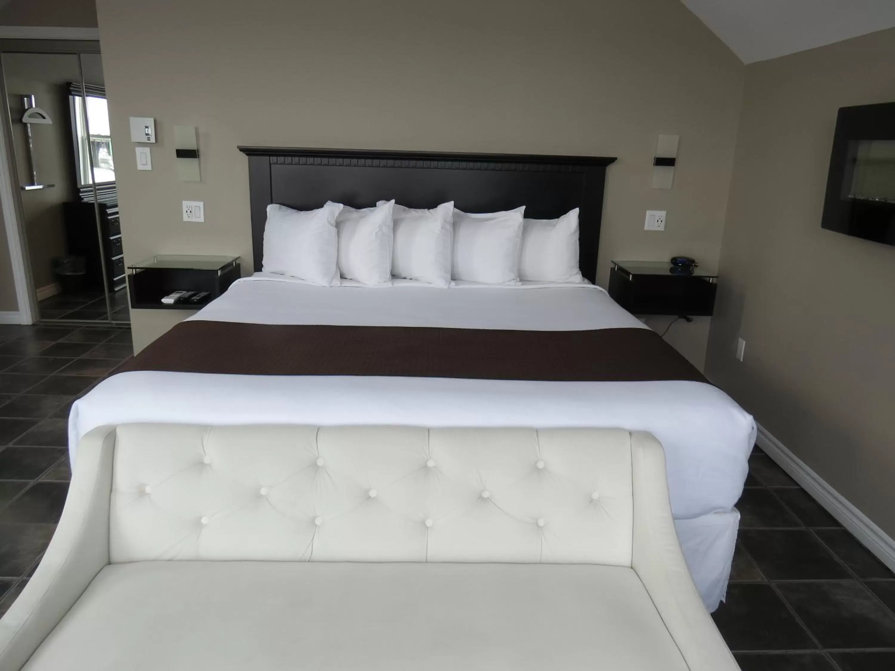 Bed in Dockside Suites