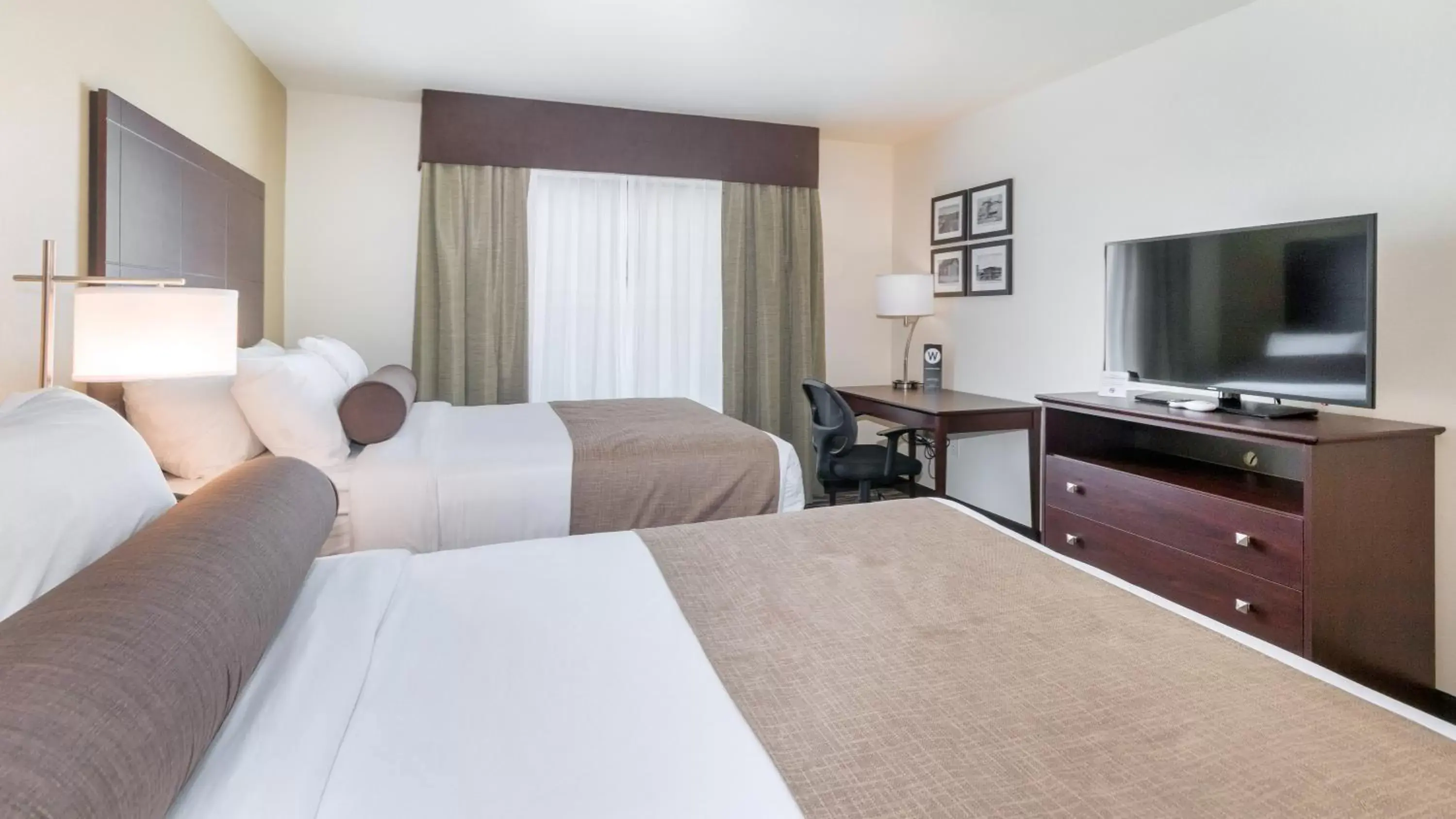 Bed in Cobblestone Hotel & Suites - Janesville