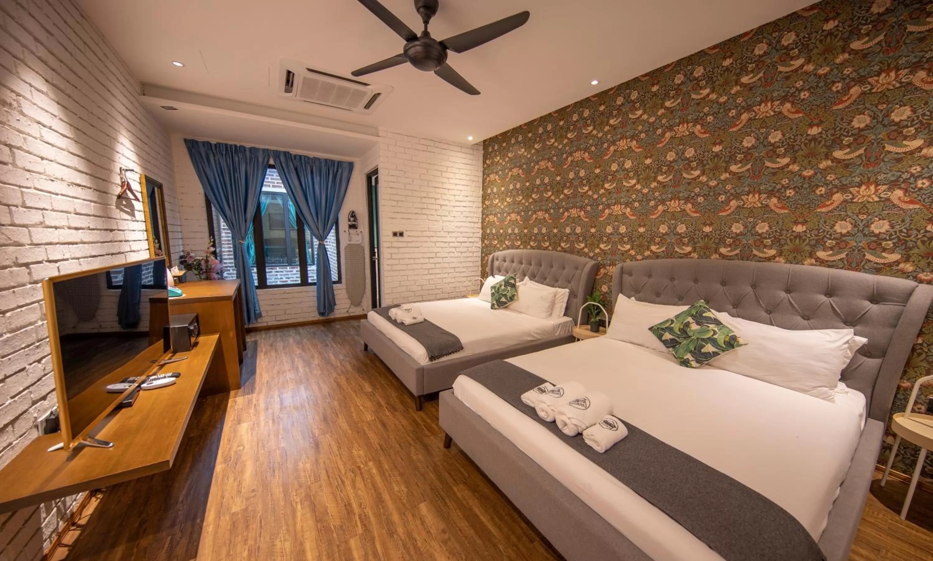 Photo of the whole room, Bed in Carnarvon Suites