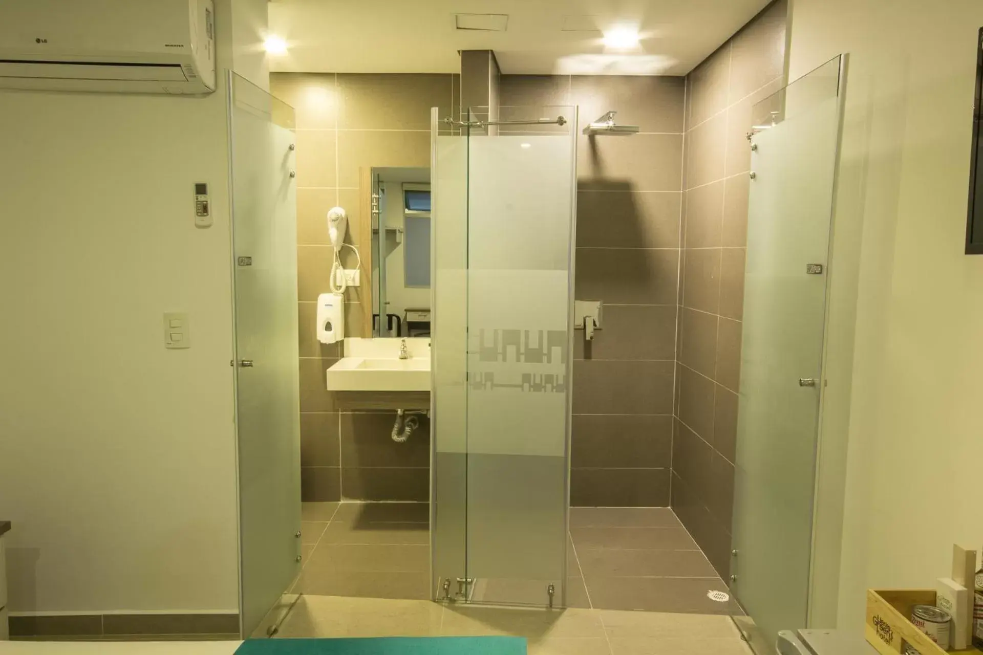Shower, Bathroom in Lleras Green Hotel
