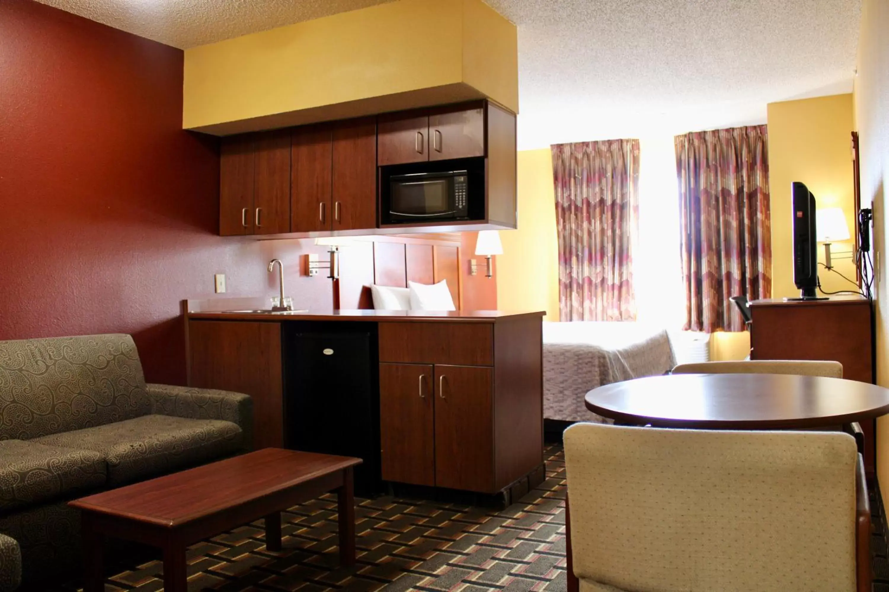 TV and multimedia, Kitchen/Kitchenette in HomeTown Inn & Suites