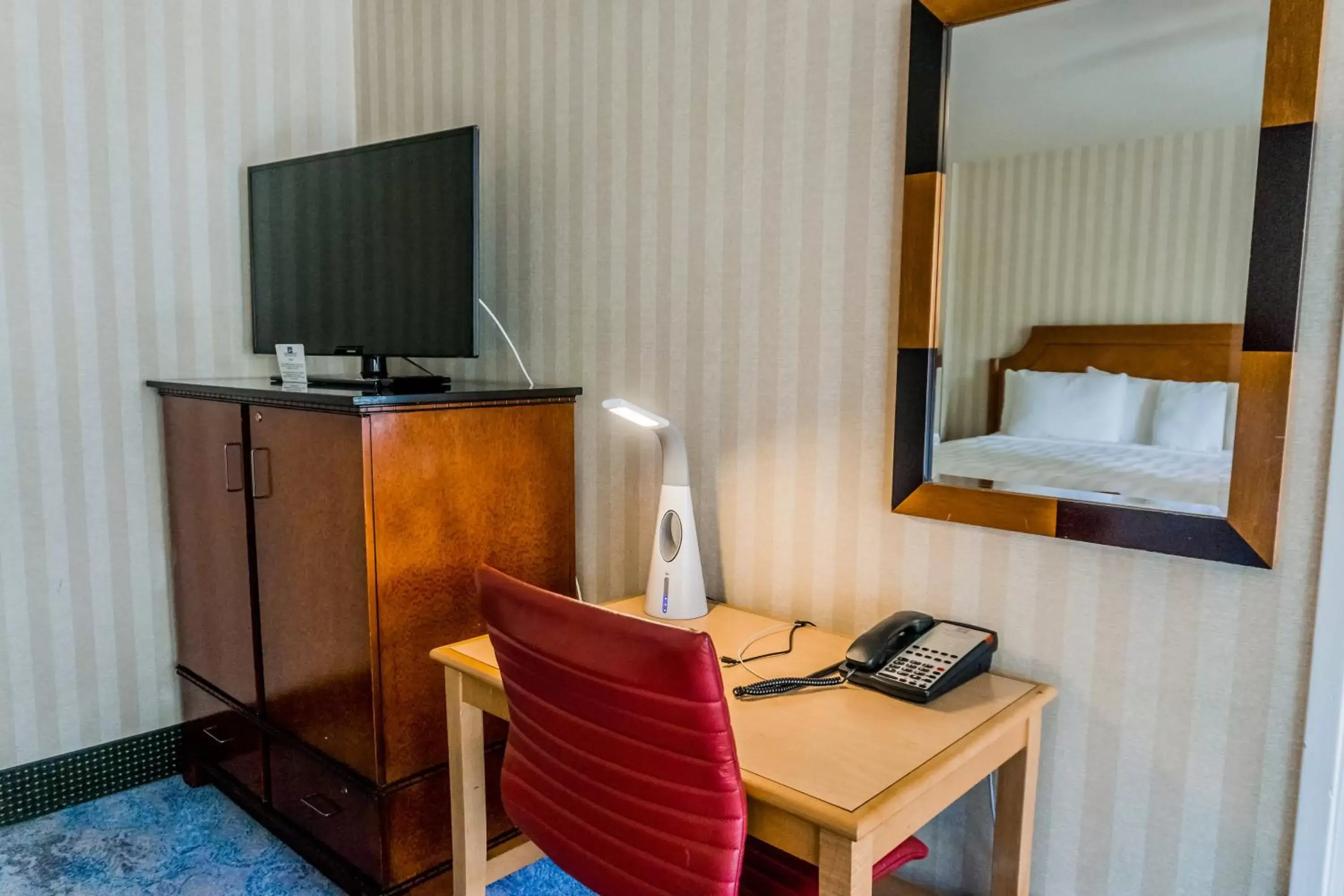 Seating area, TV/Entertainment Center in The Wharf Inn