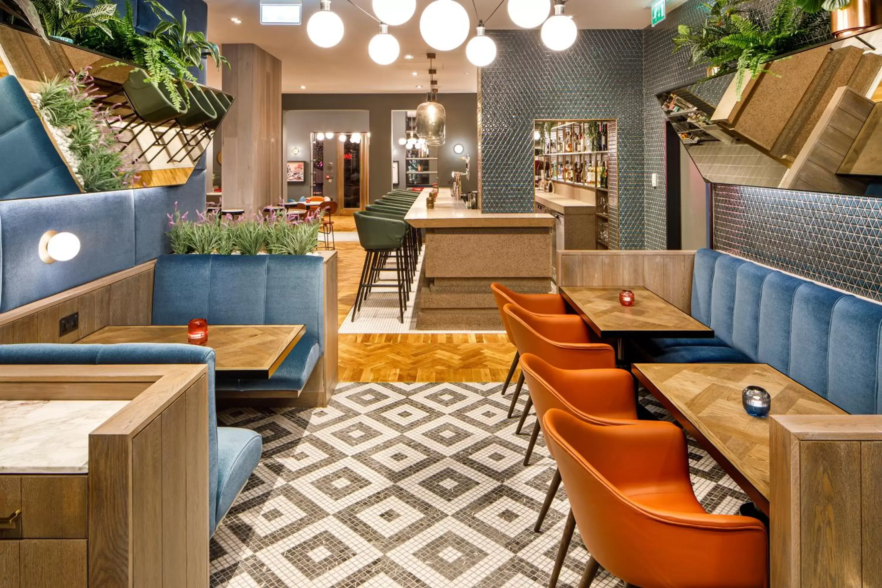 On-site shops, Lounge/Bar in ibis Styles Edinburgh St Andrew Square