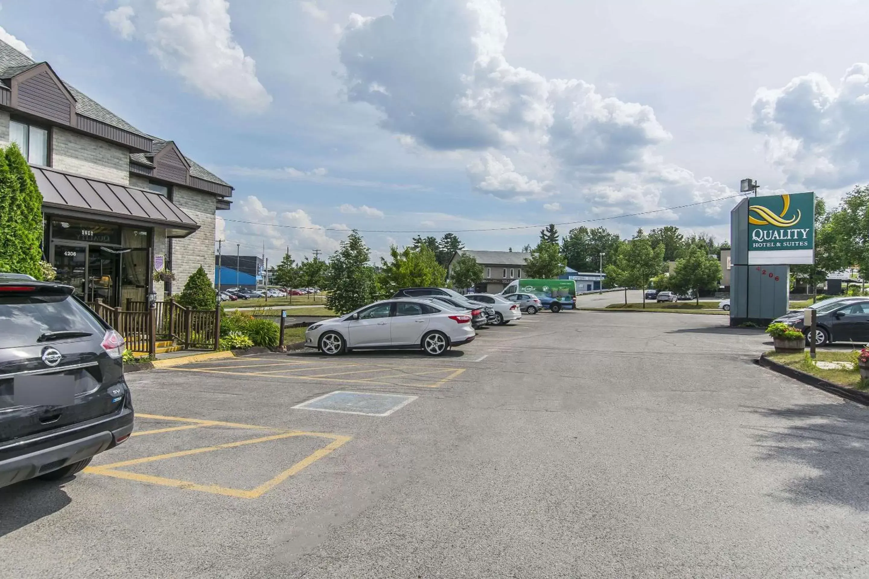 Property building in Quality Hotel & Suites Sherbrooke