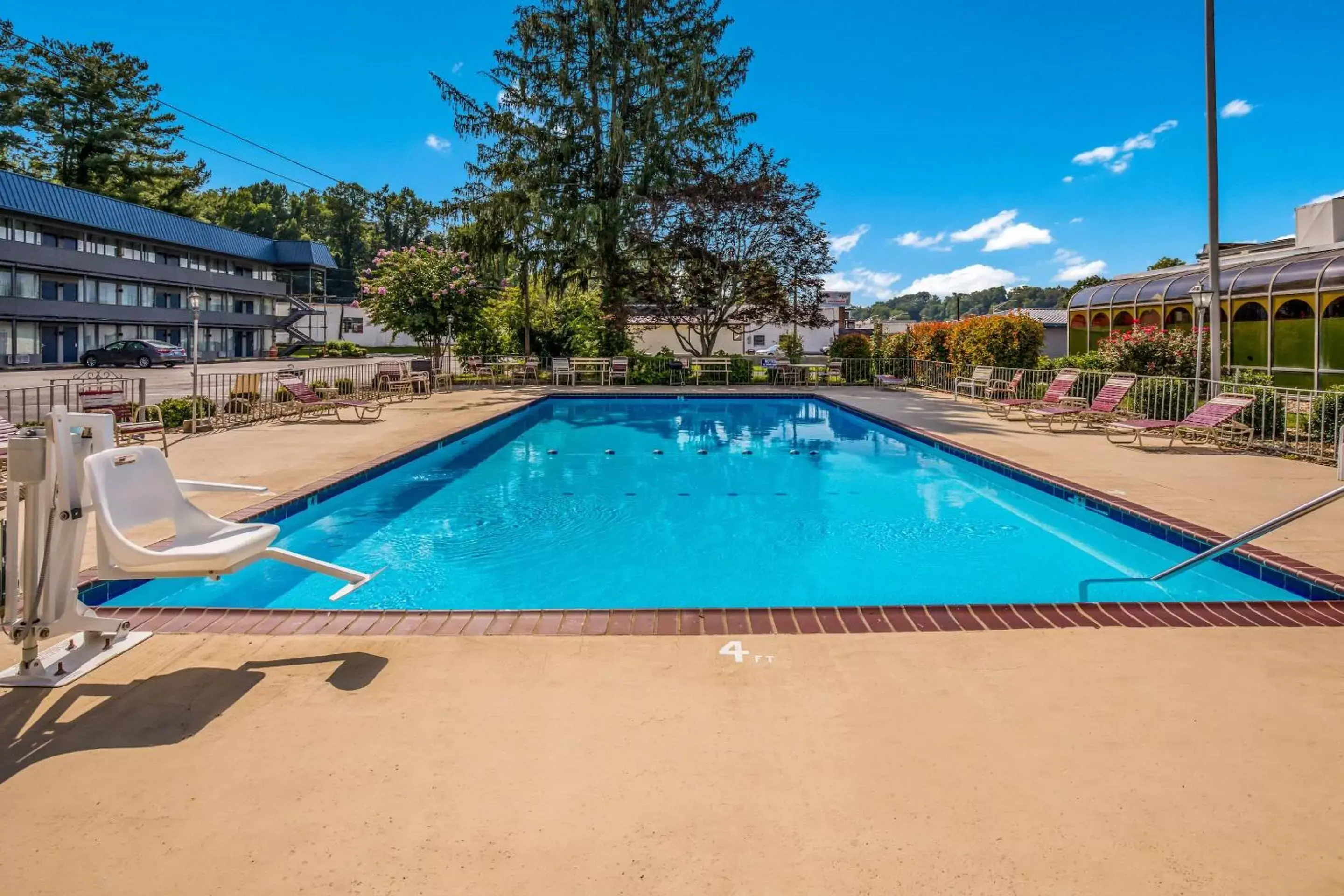 Swimming pool in Suburban Studios Middlesboro Swimming pool in Suburban Studios Middlesboro