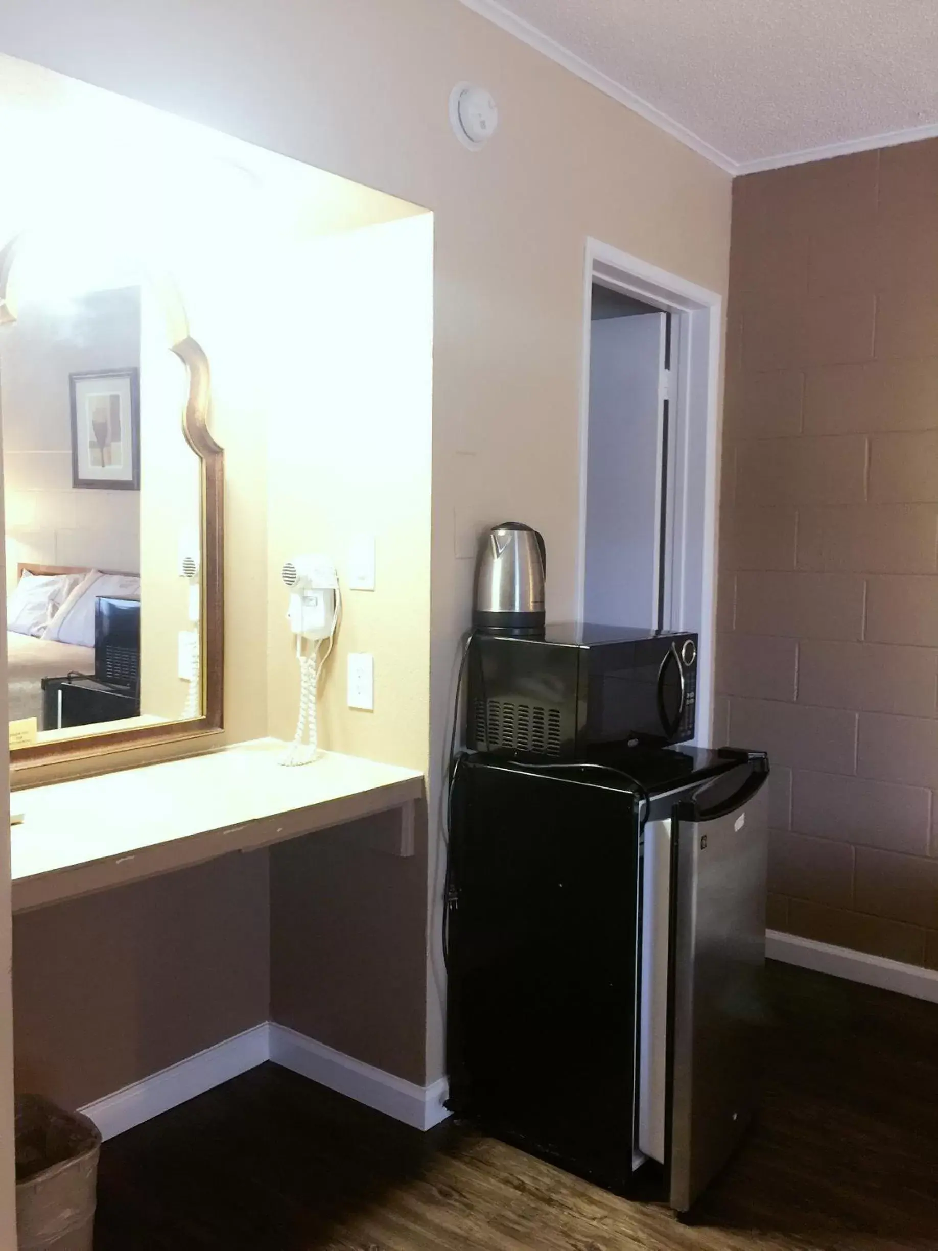 Coffee/tea facilities, Kitchen/Kitchenette in Royal Inn and Suites