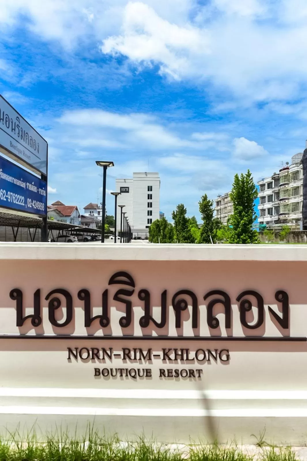 Parking in NORN Rimklong Bangkok Hotel
