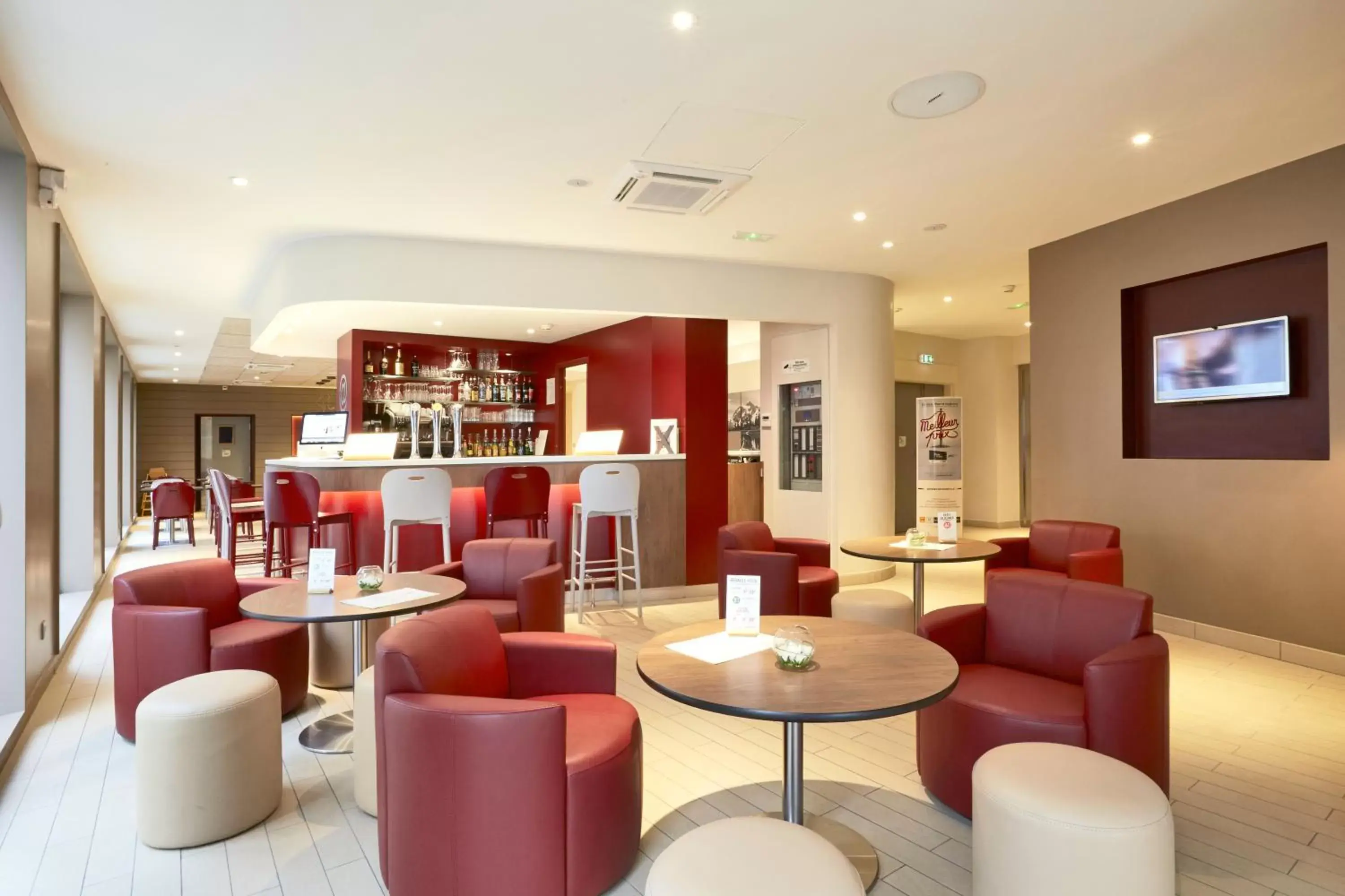Lobby or reception, Lounge/Bar in Campanile Annemasse Gare– Genève