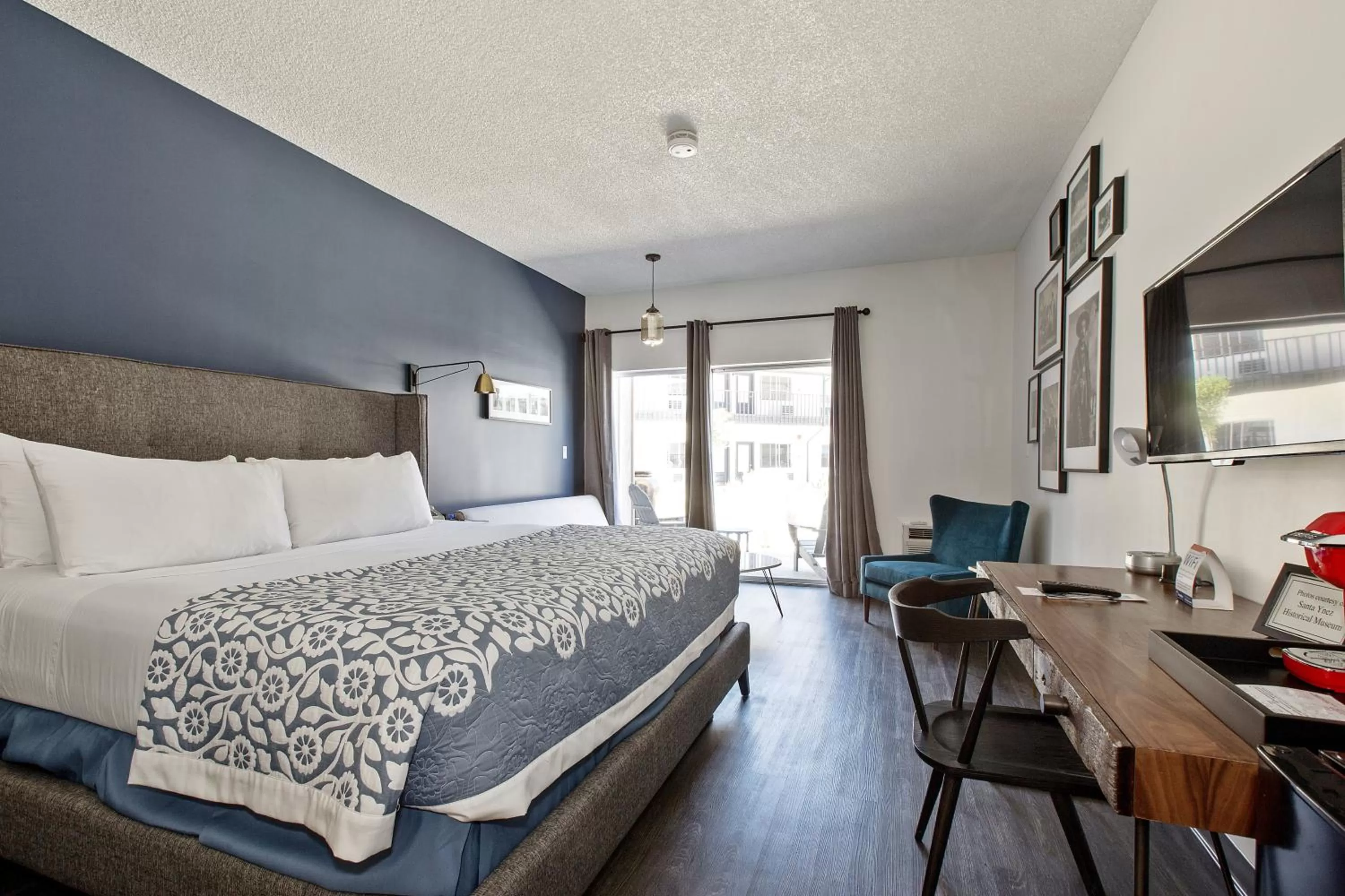 Photo of the whole room, Bed in Sideways Inn