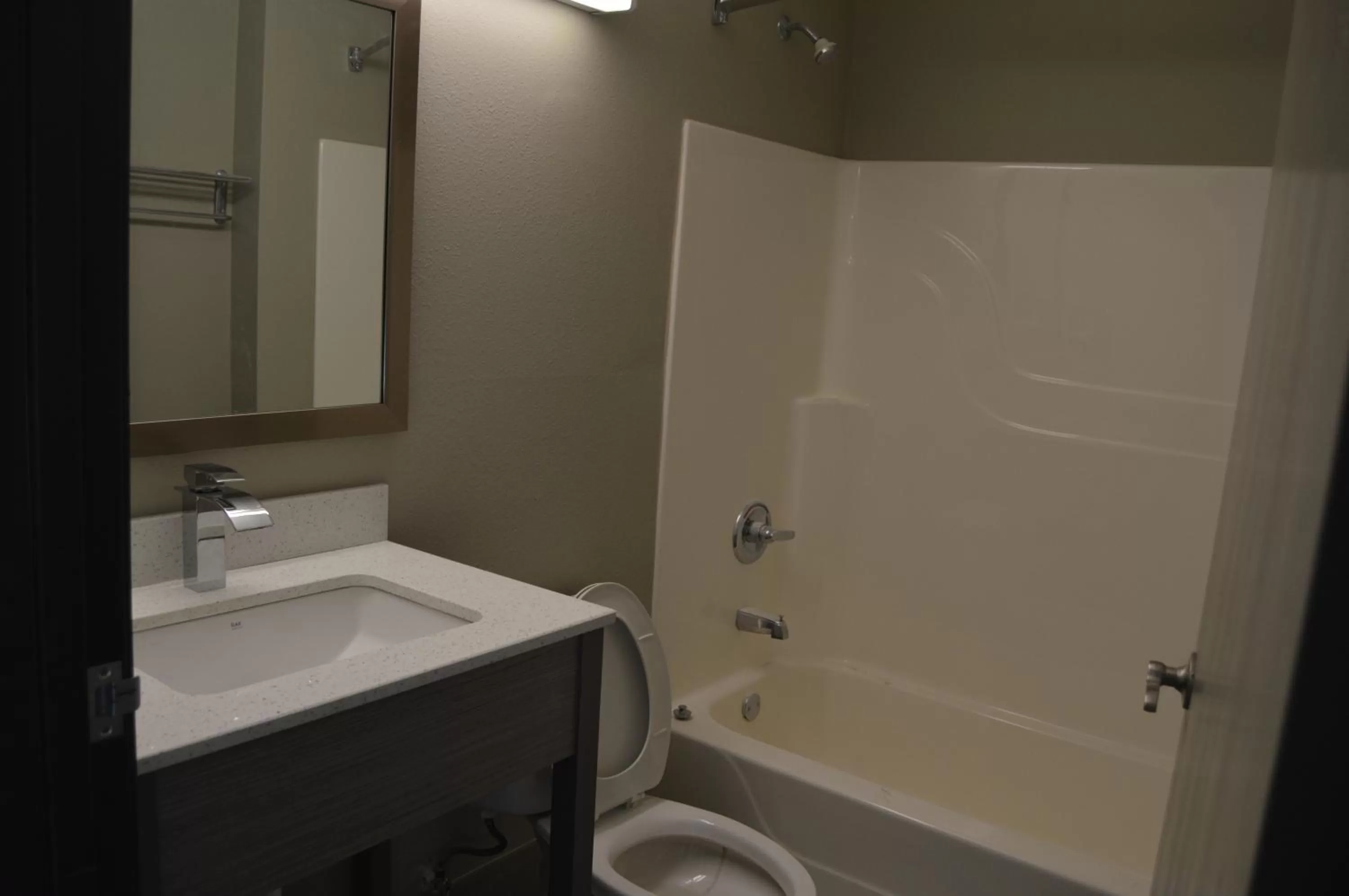 Bath in Quality Inn & Suites Grove City-Outlet Mall