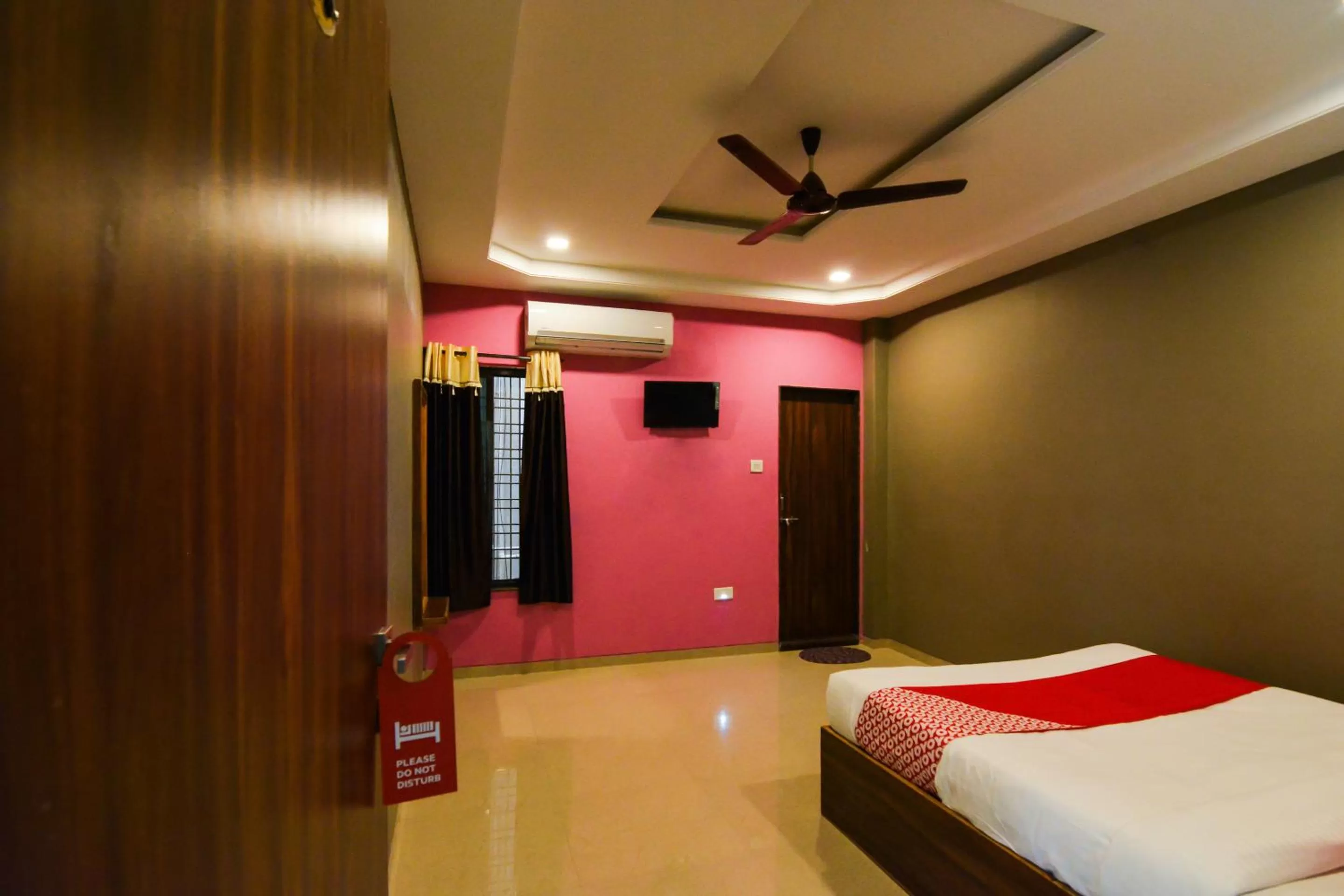 Photo of the whole room, Bed in Sukrangu Palace