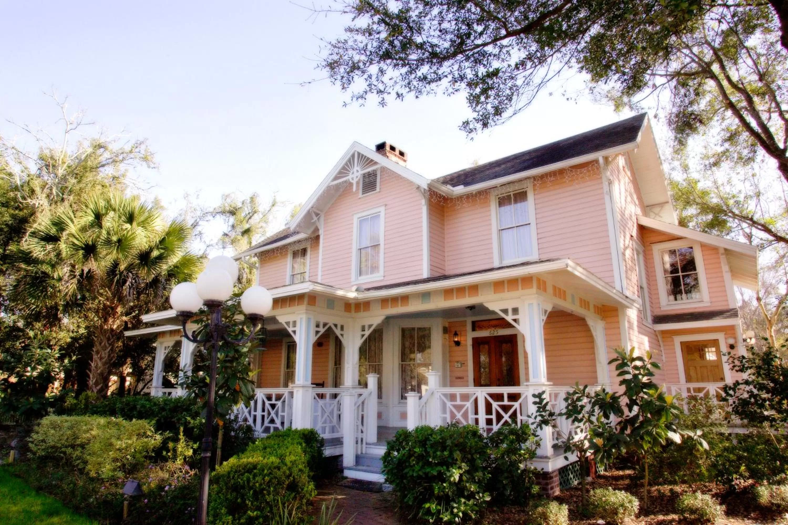 Facade/entrance in Sweetwater Branch Inn