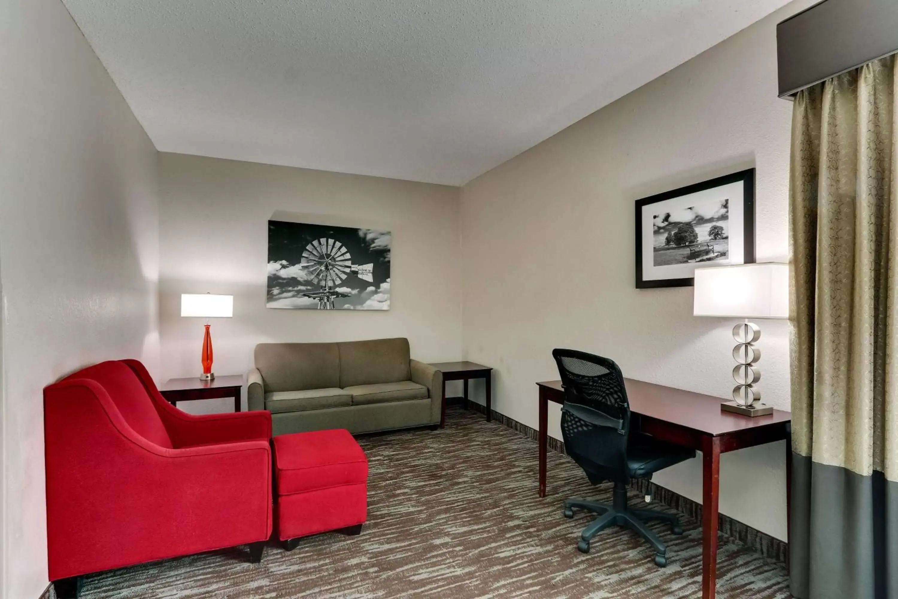 Living room, Seating Area in Best Western PLUS University Inn & Suites