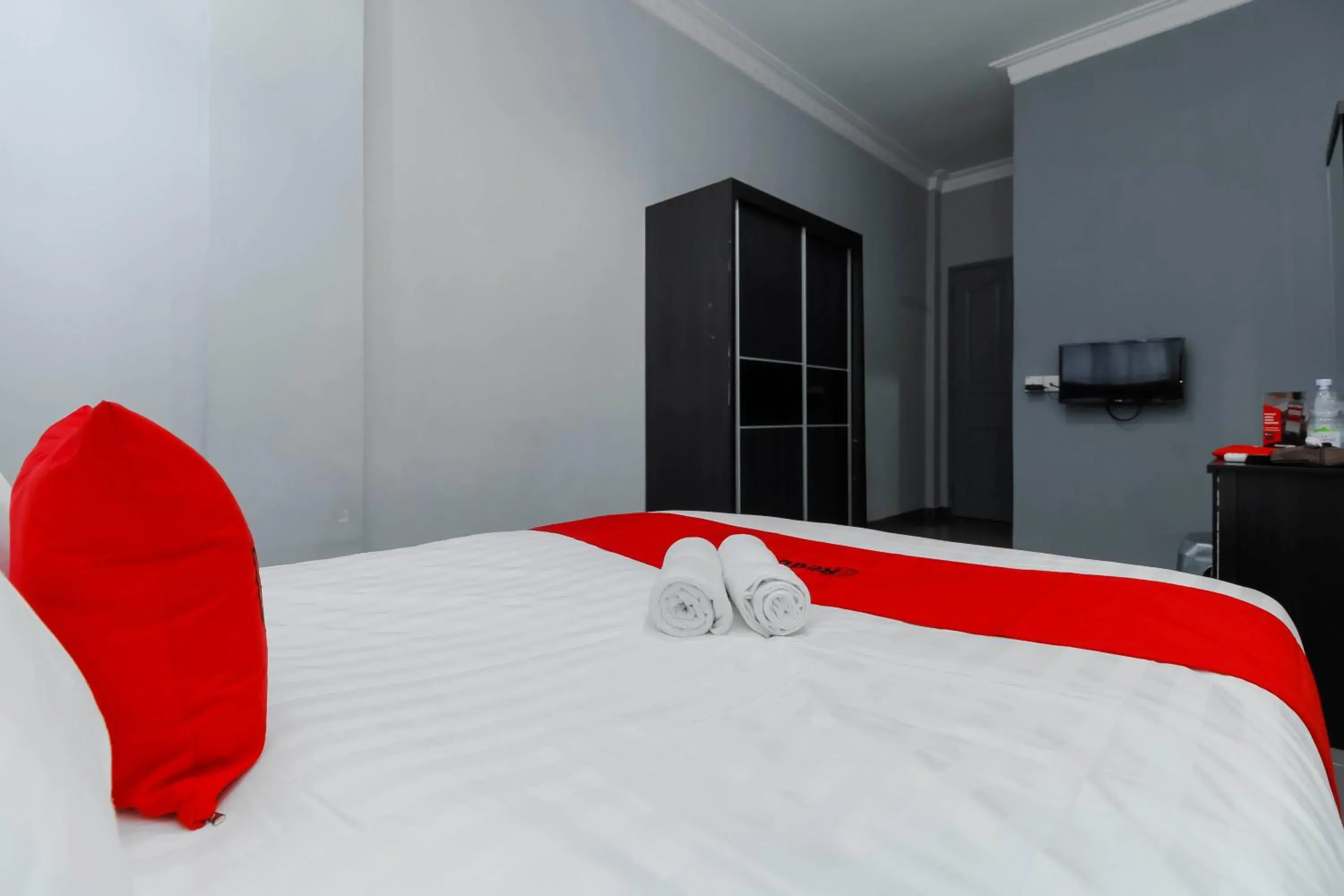 Bedroom, Bed in RedDoorz Plus near Batam City Square