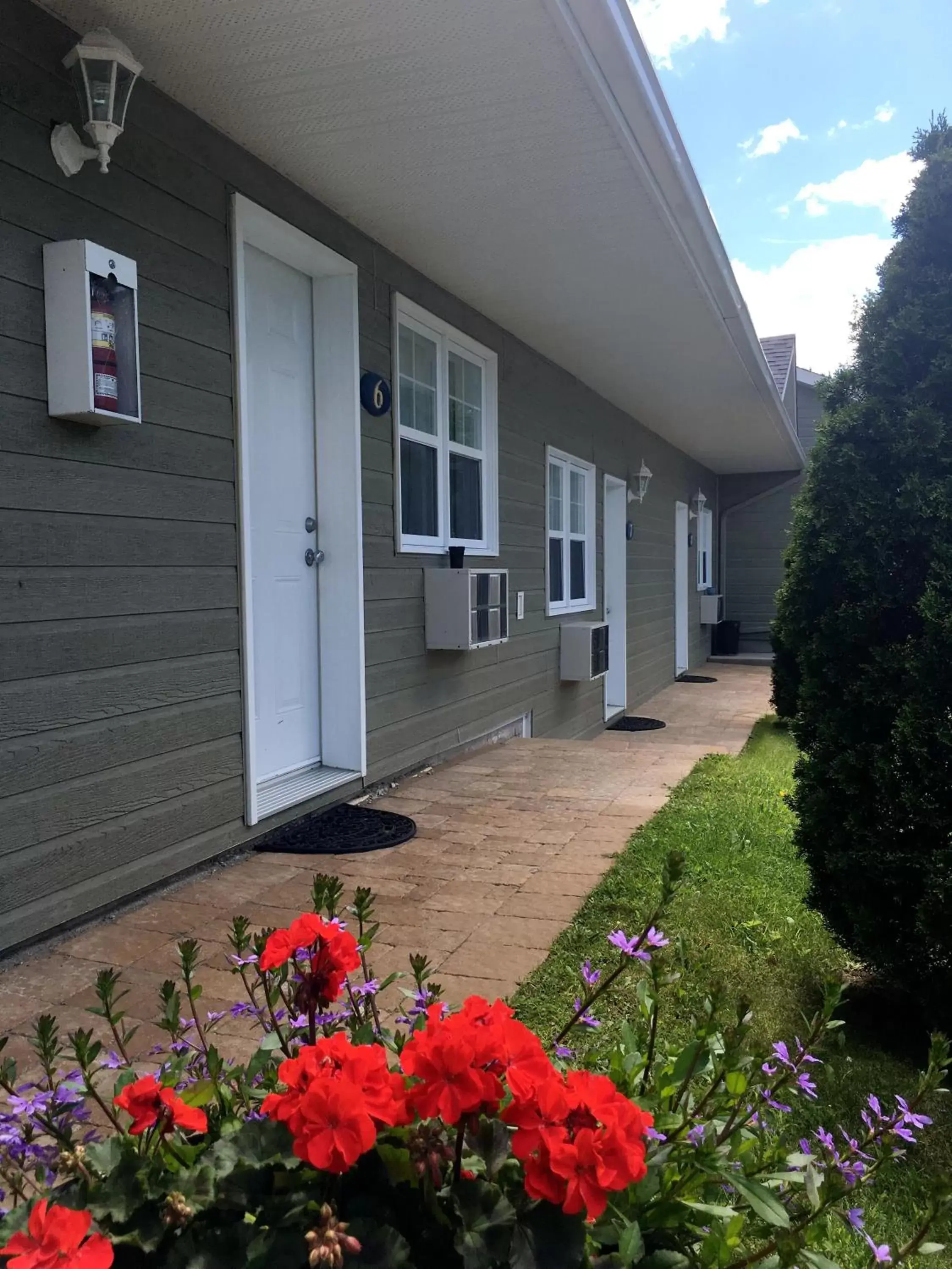 Property Building in Motel des Cèdres