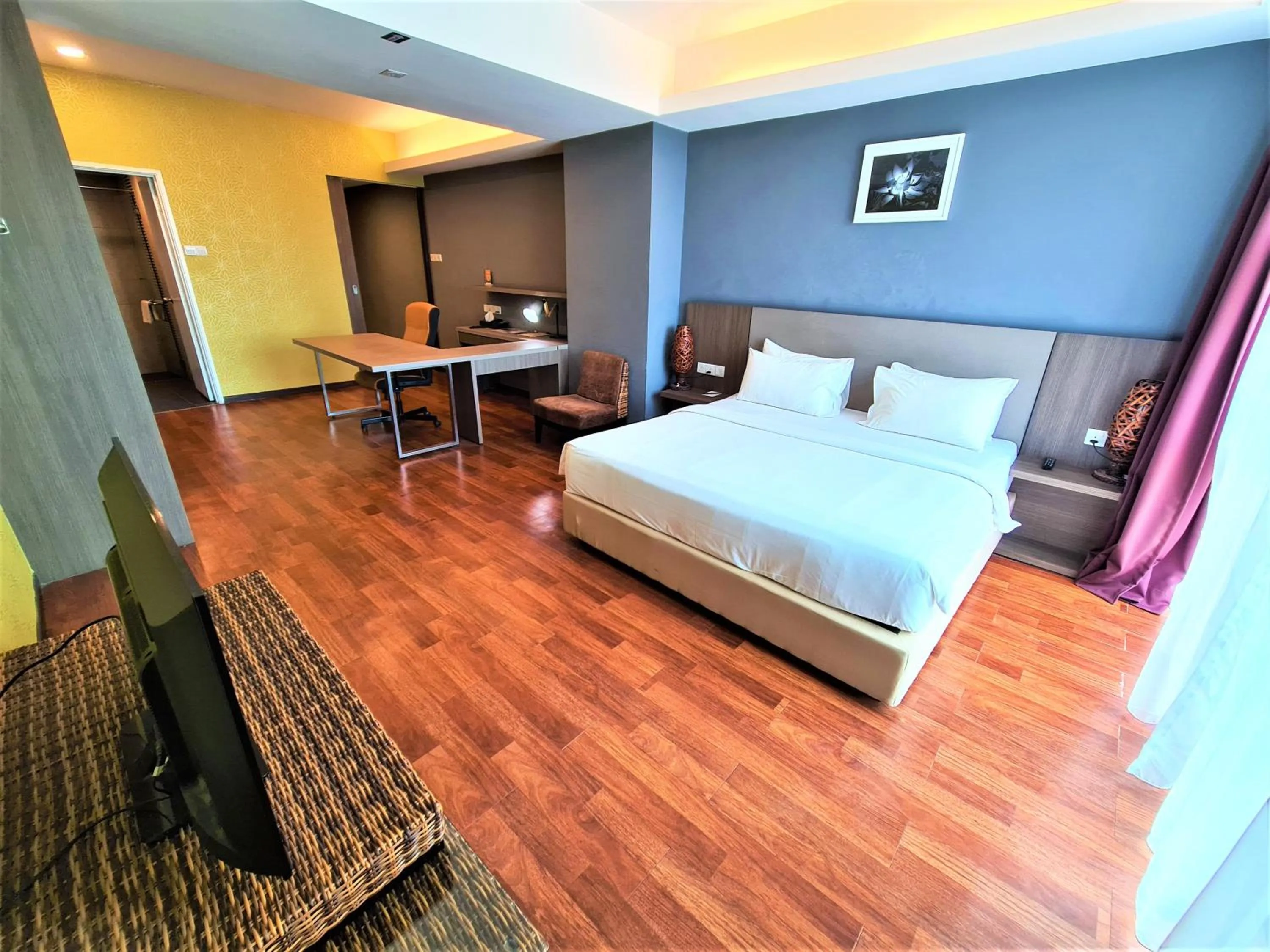 Bedroom, Bed in Nexus Regency Suites & Hotel