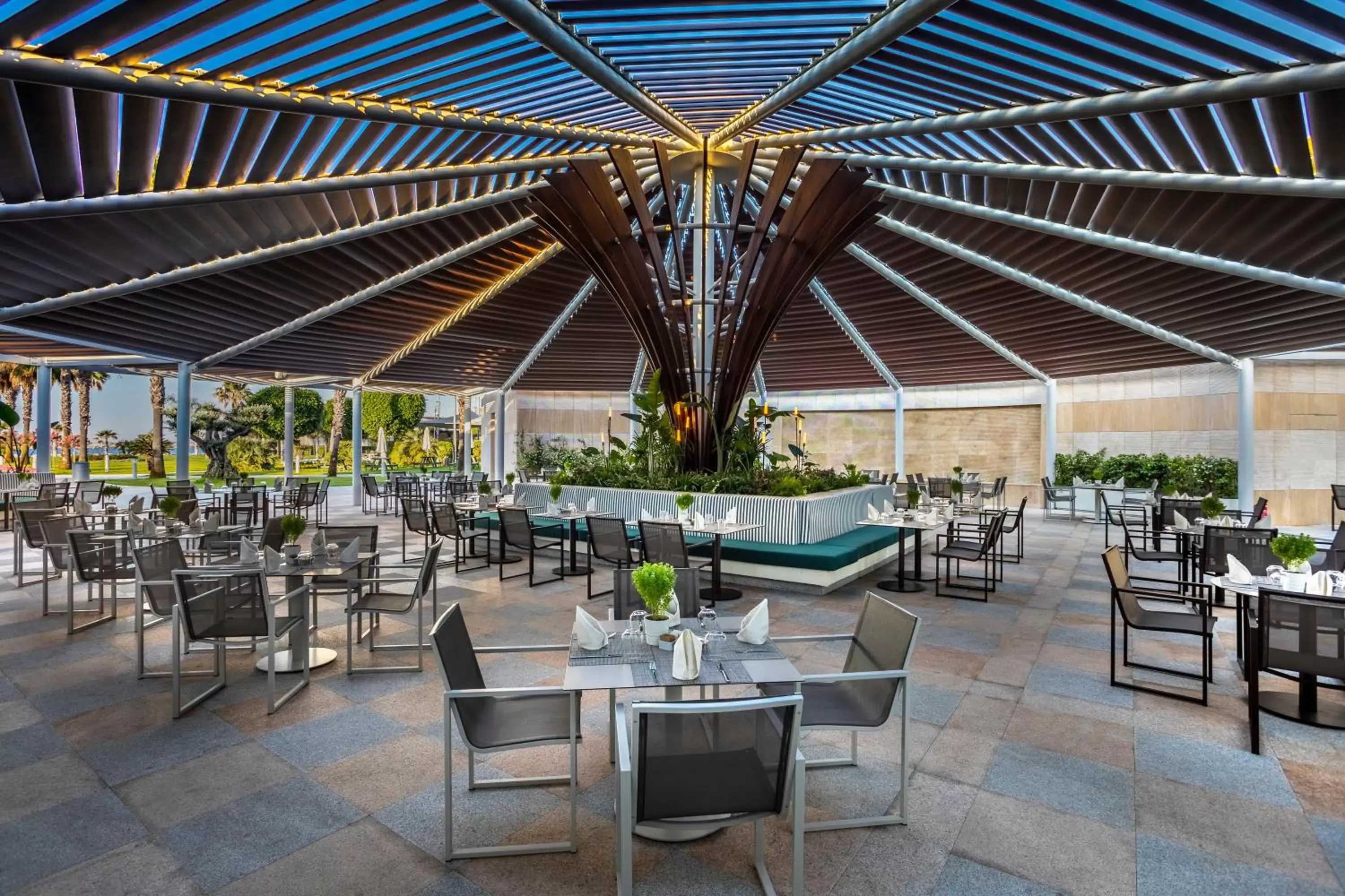 Restaurant/Places to Eat in Calista Luxury Resort