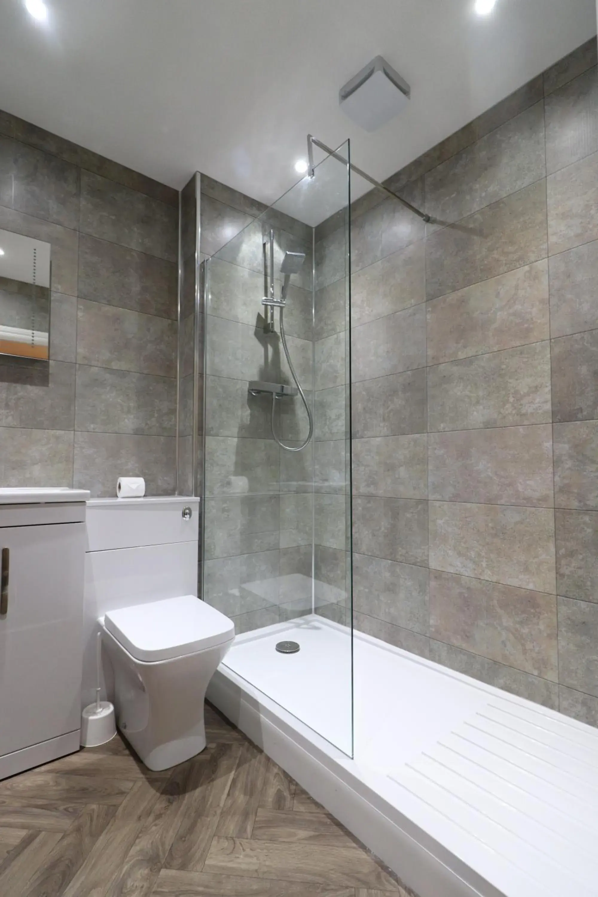 Shower, Bathroom in St George's Lodge, Bisley