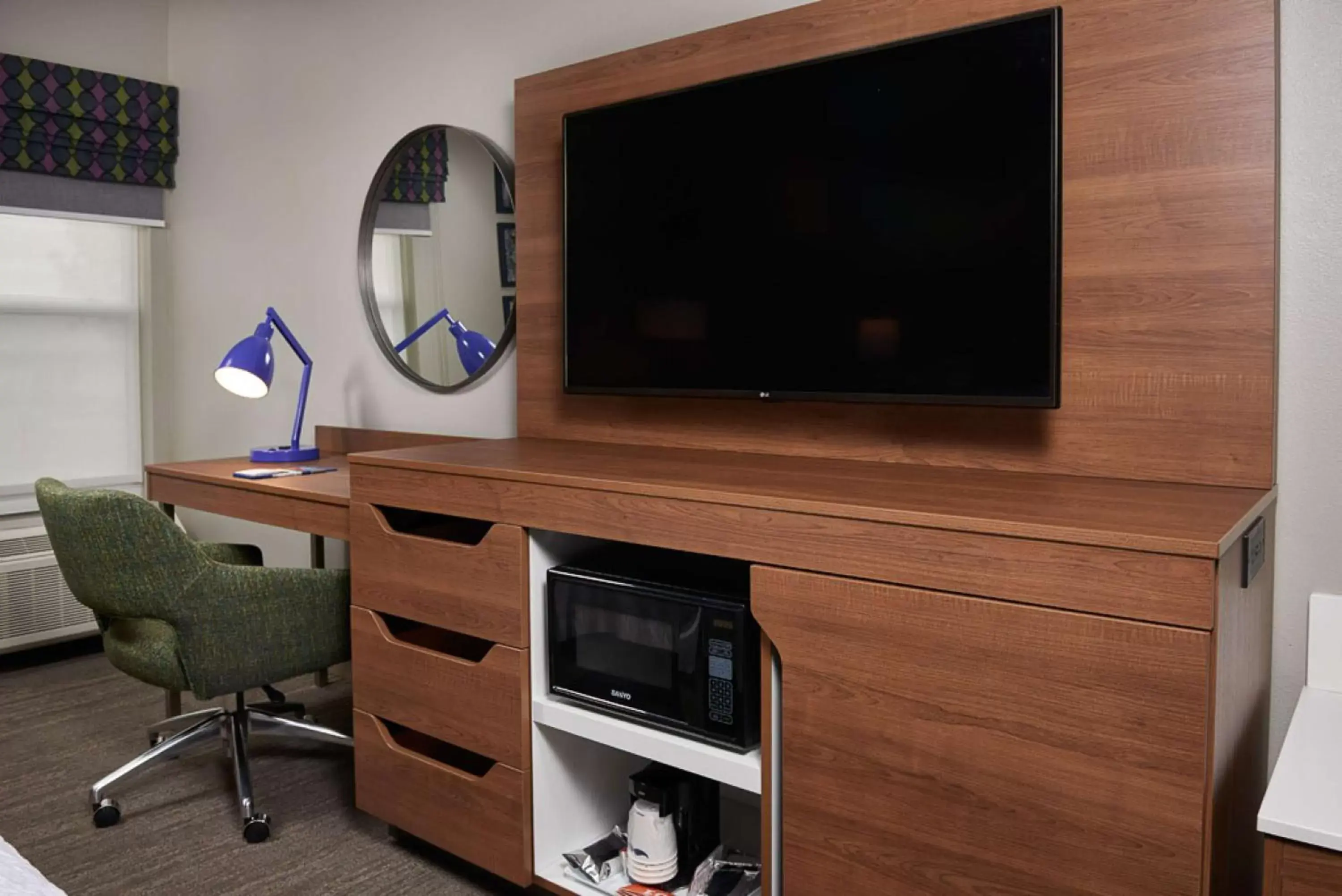 Bedroom, TV/Entertainment Center in Hampton Inn Butte