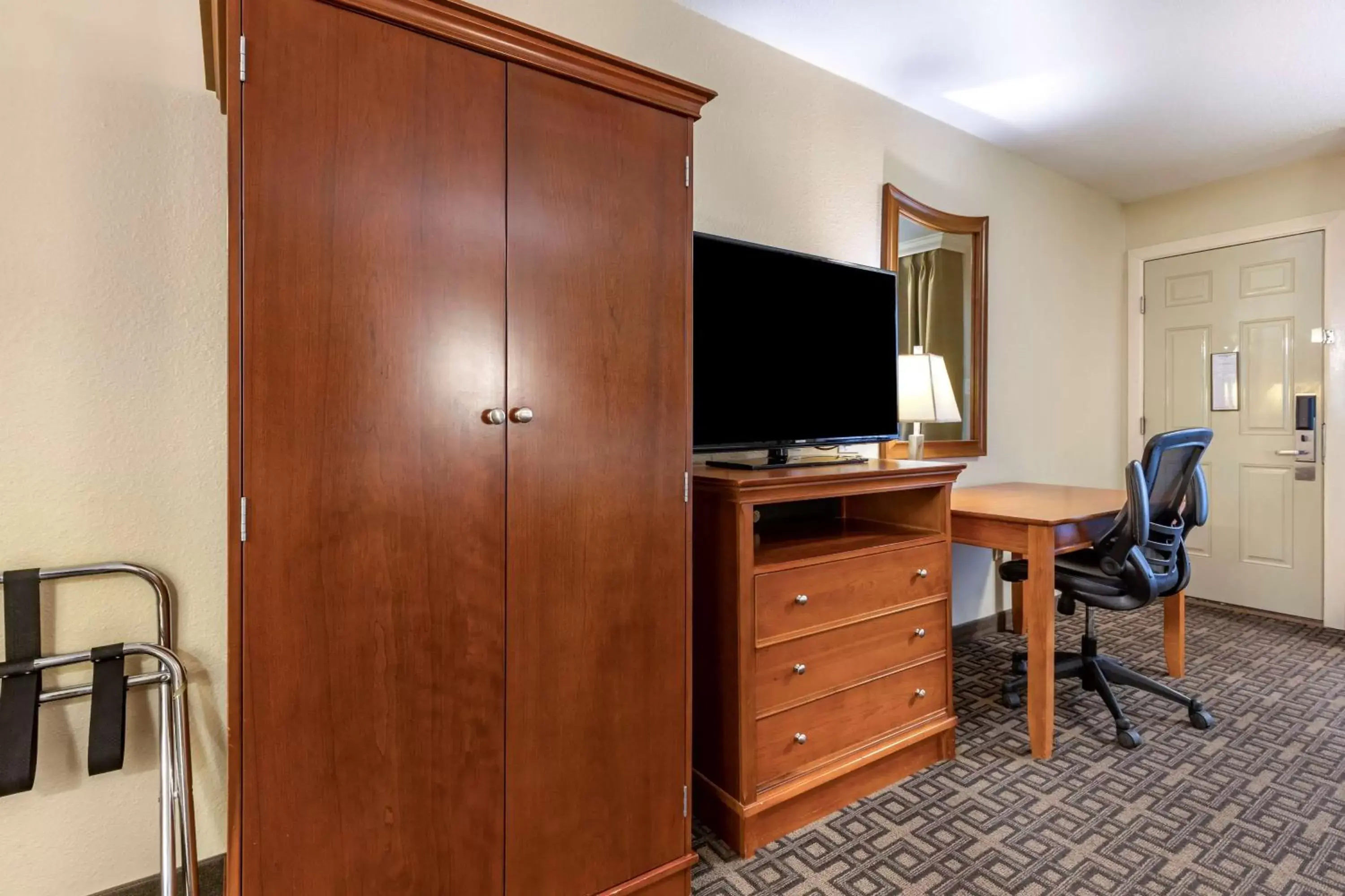 Bedroom, TV/Entertainment Center in Best Western Swiss Clock Inn