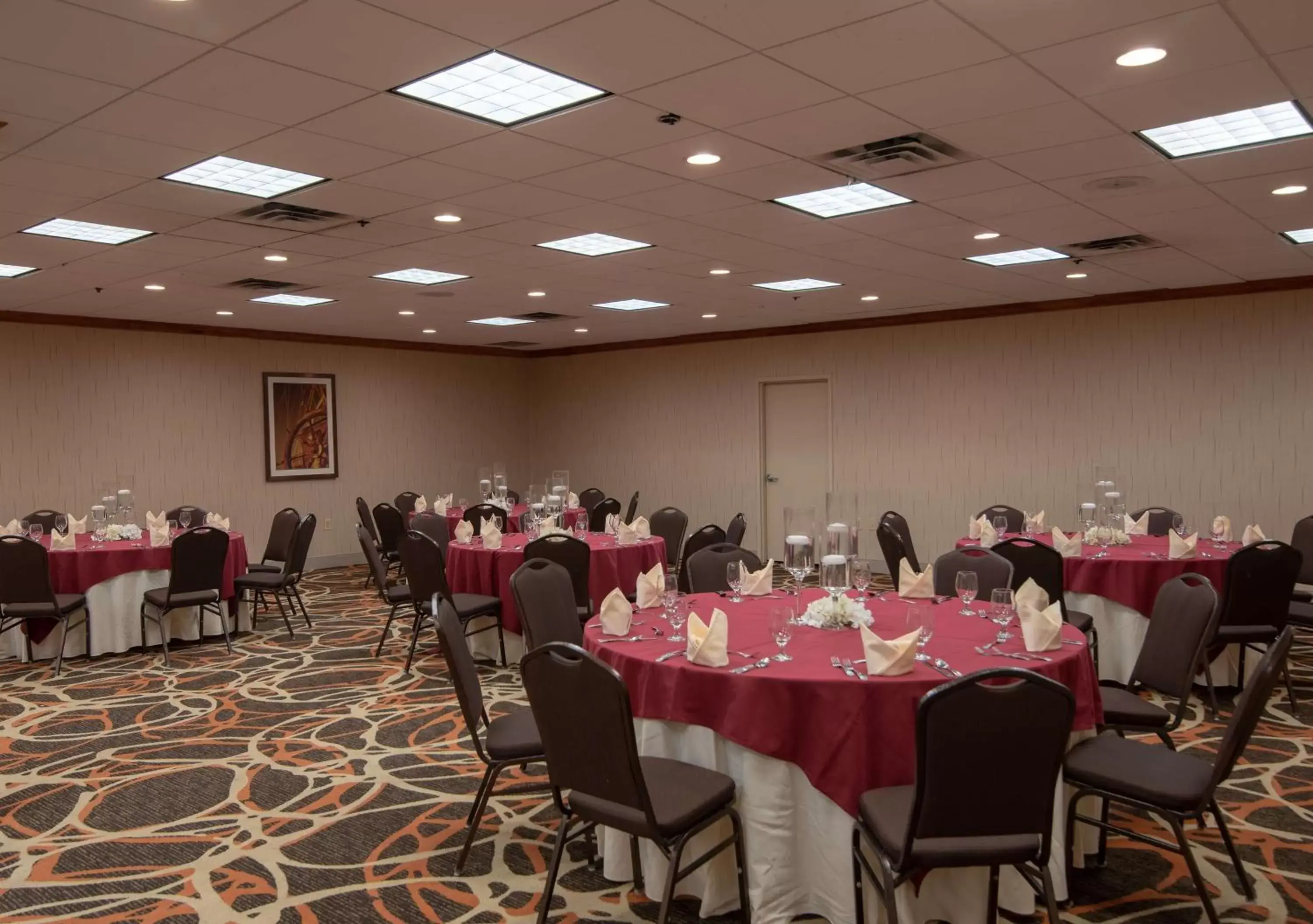 Meeting/conference room, Restaurant/Places to Eat in DoubleTree by Hilton Norfolk Airport