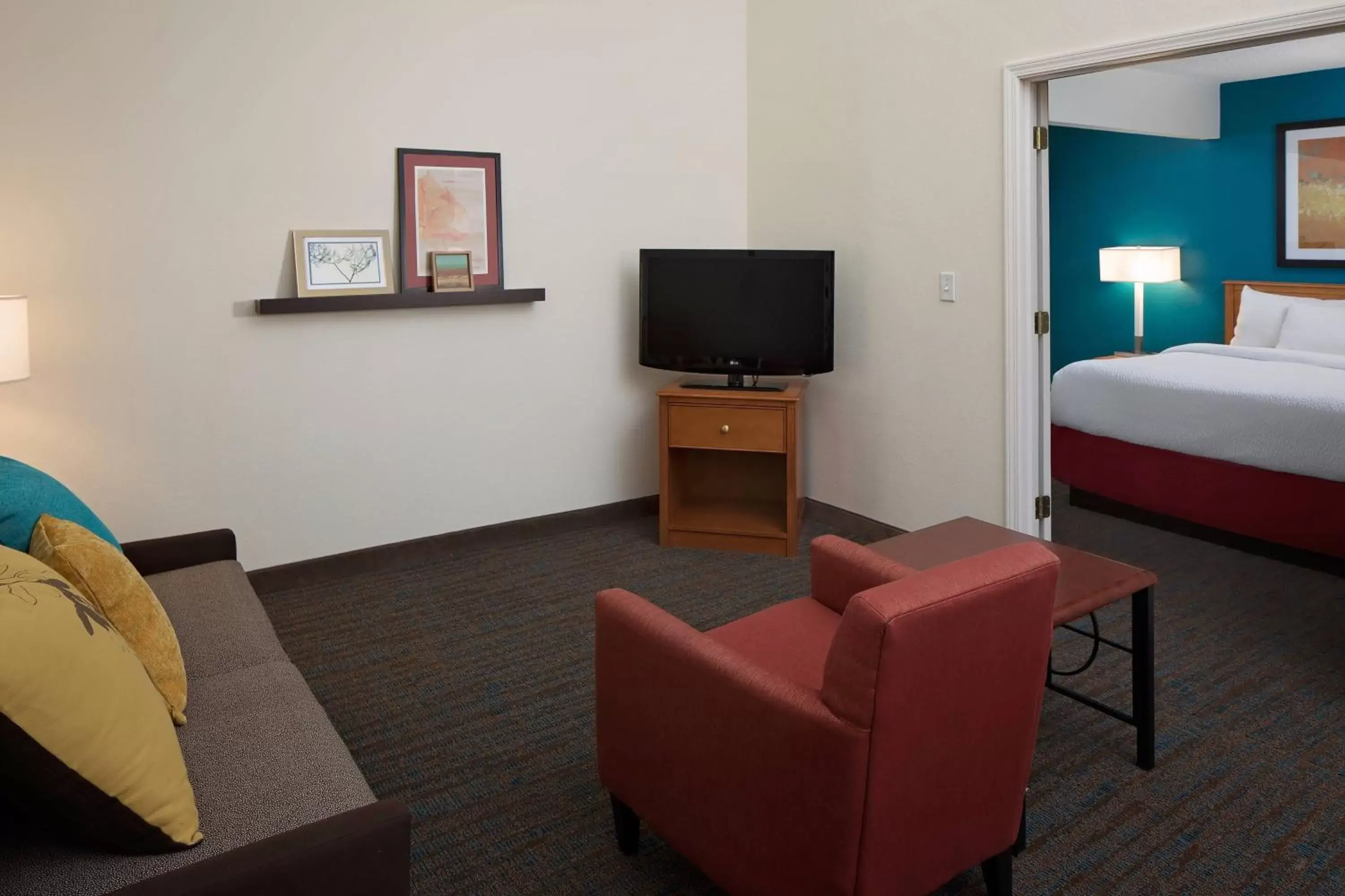 Living room, TV/Entertainment Center in Residence Inn Binghamton