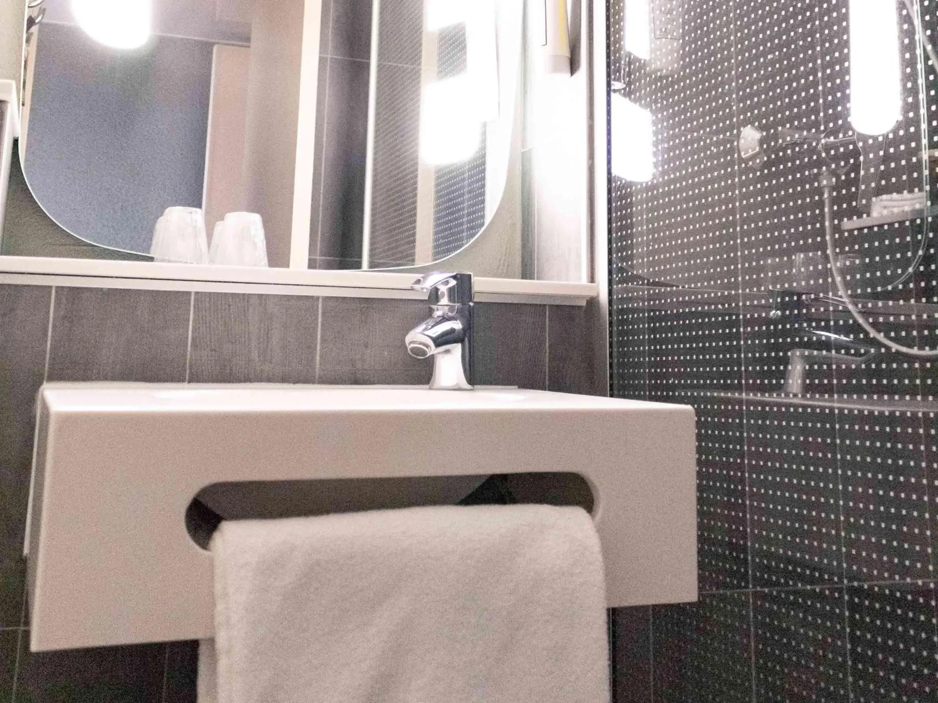 Photo of the whole room, Bathroom in ibis Paris Gennevilliers