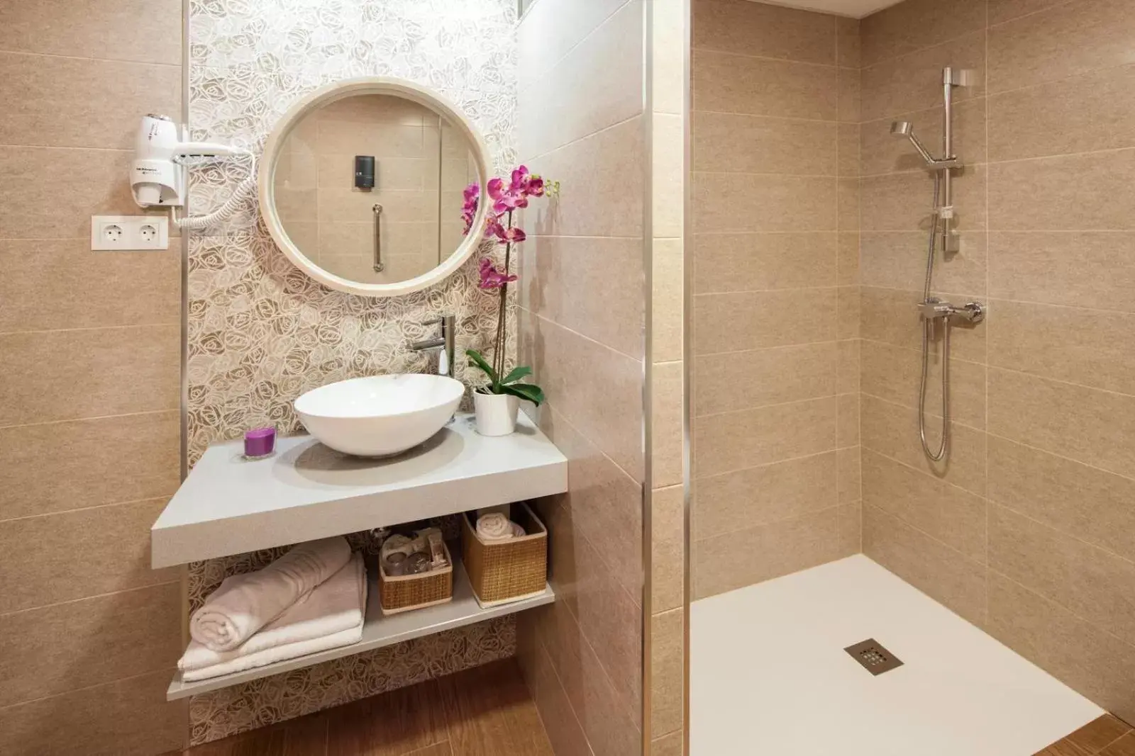 Shower, Bathroom in Hotel y Bungalows Balcón de Competa