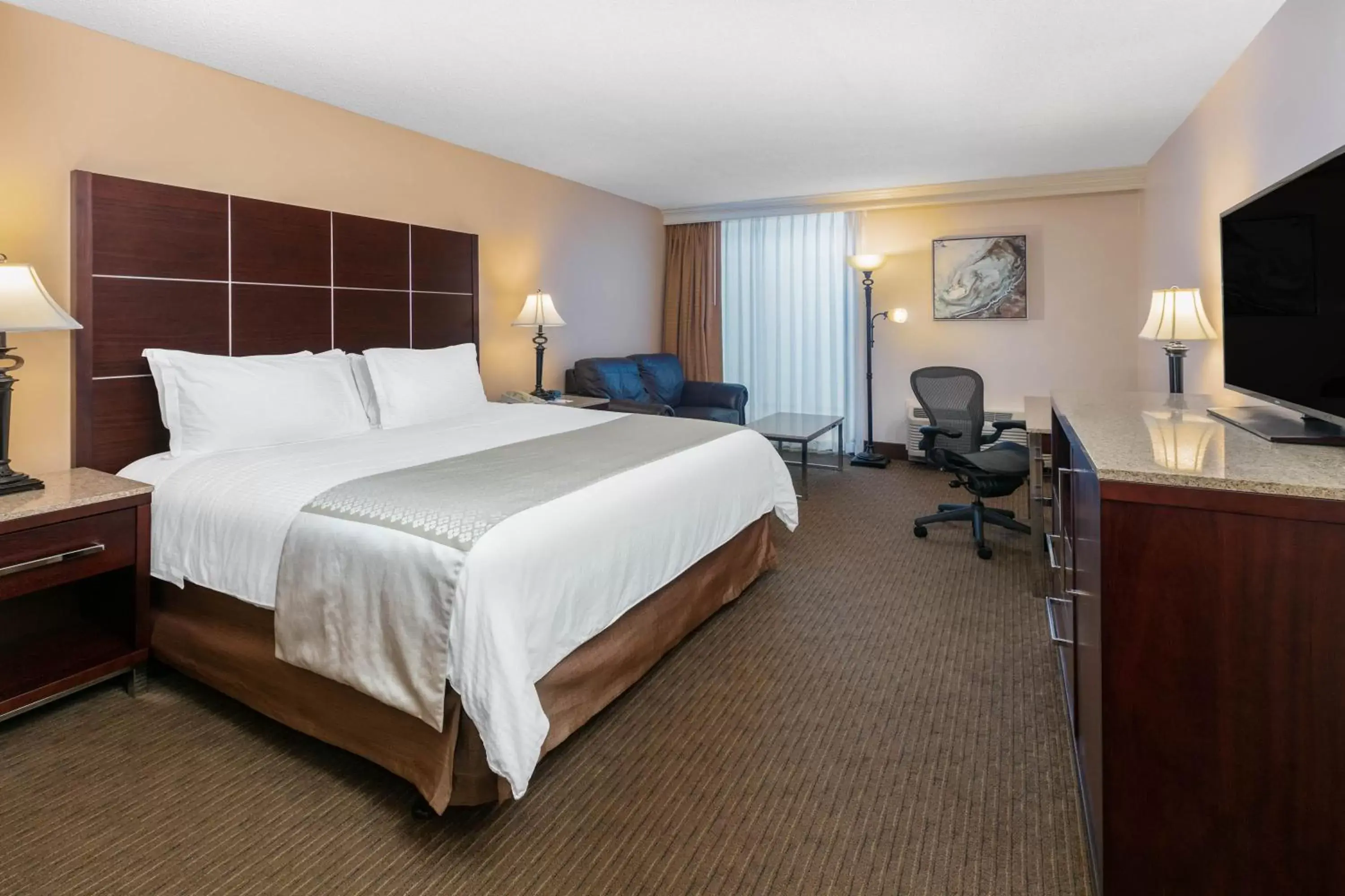 Photo of the whole room in Wyndham Riverfront Hotel