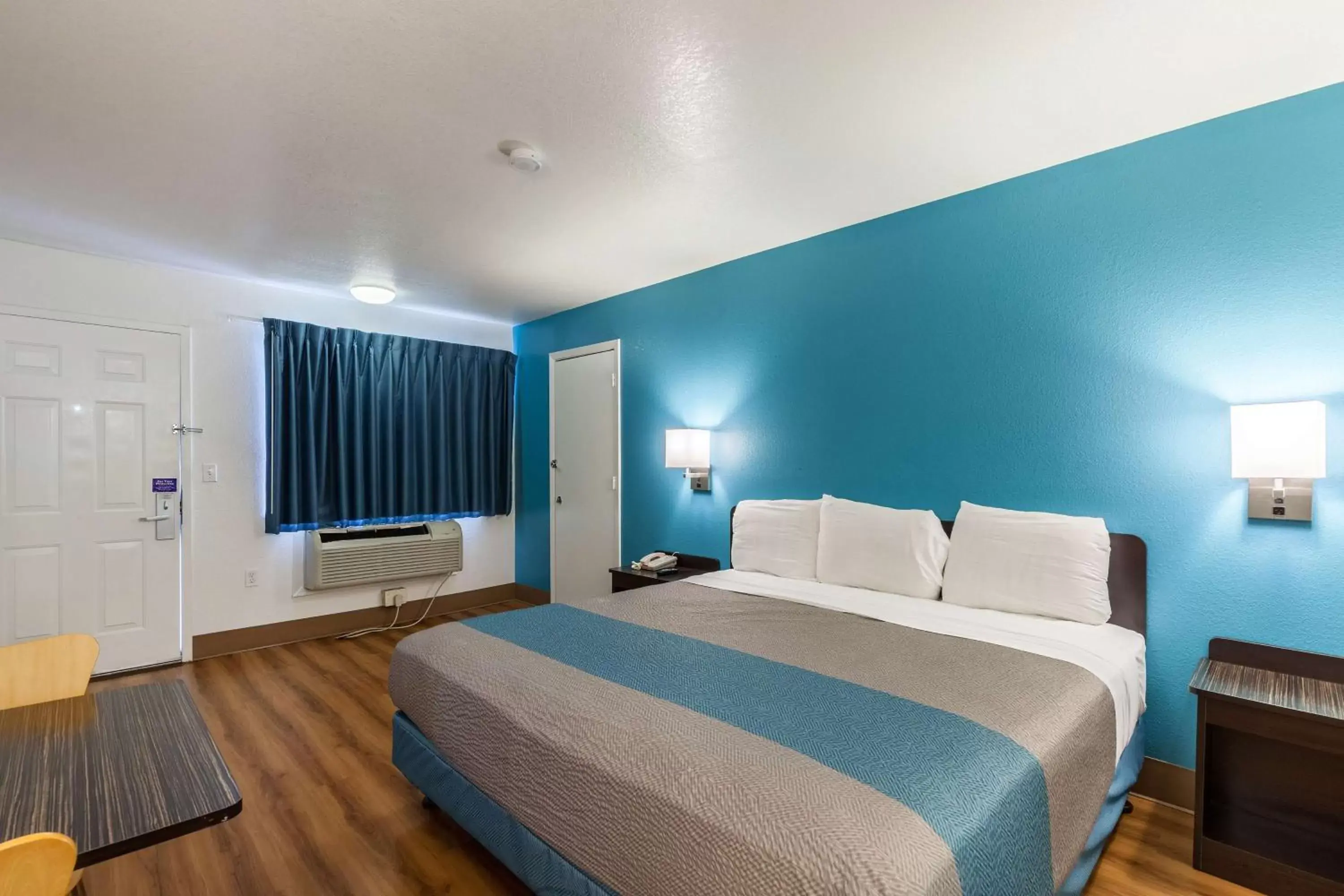 Photo of the whole room, Bed in Motel 6-Webster, TX - Houston - Nasa Lake