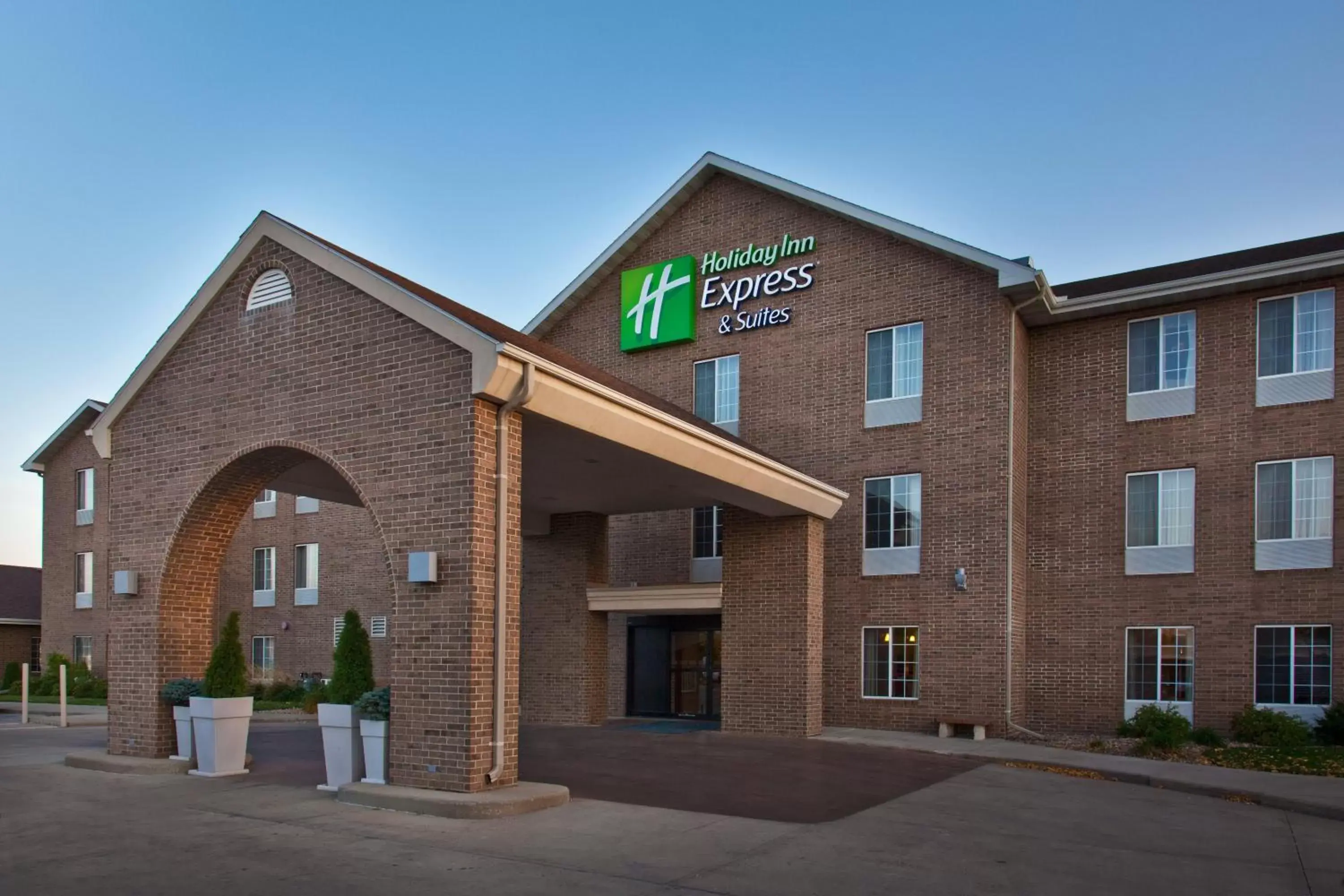 Property Building in Holiday Inn Express Hotel & Suites Sioux Falls At Empire Mall, an IHG Hotel