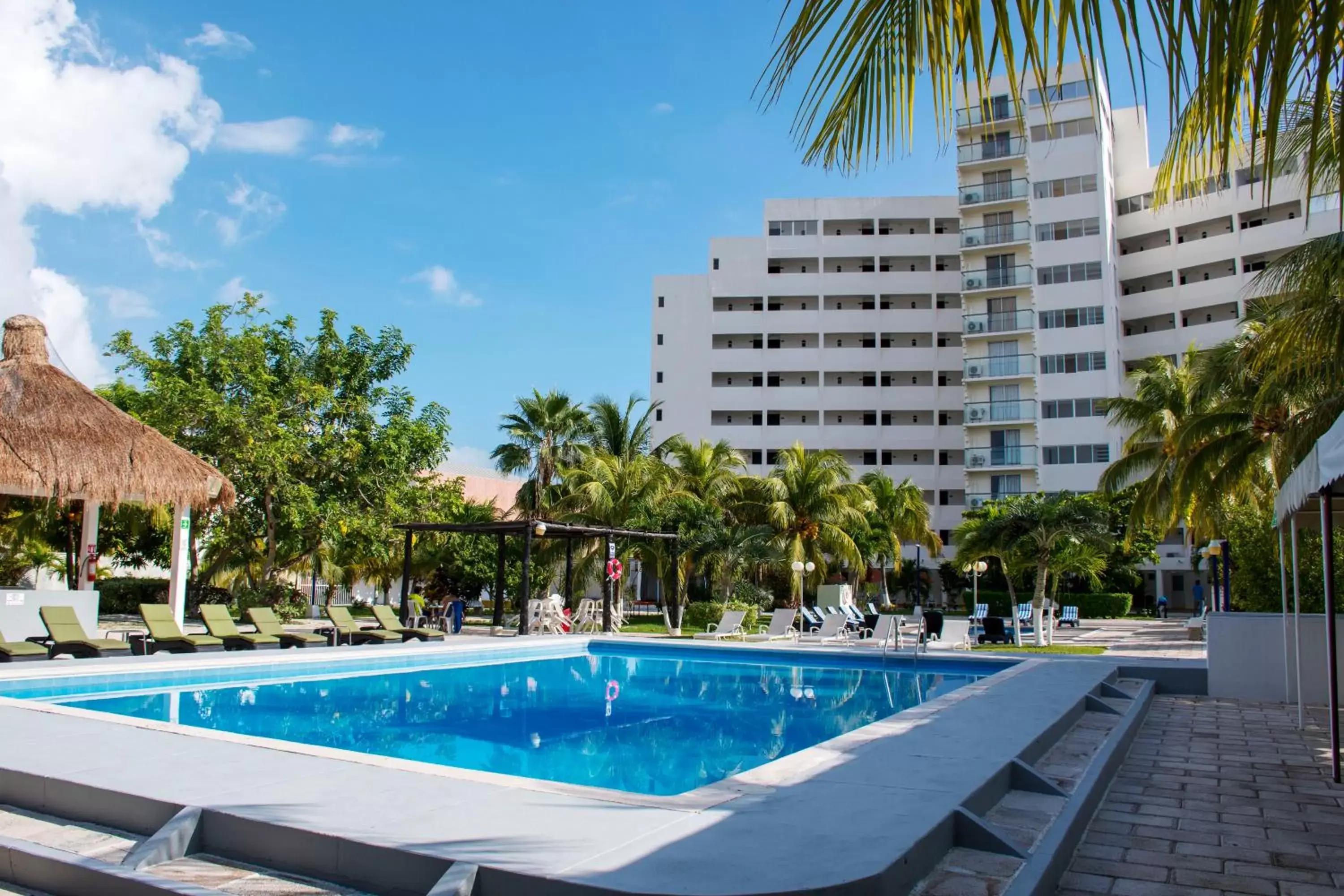 Property building, Swimming Pool in Hotel Calypso Cancun