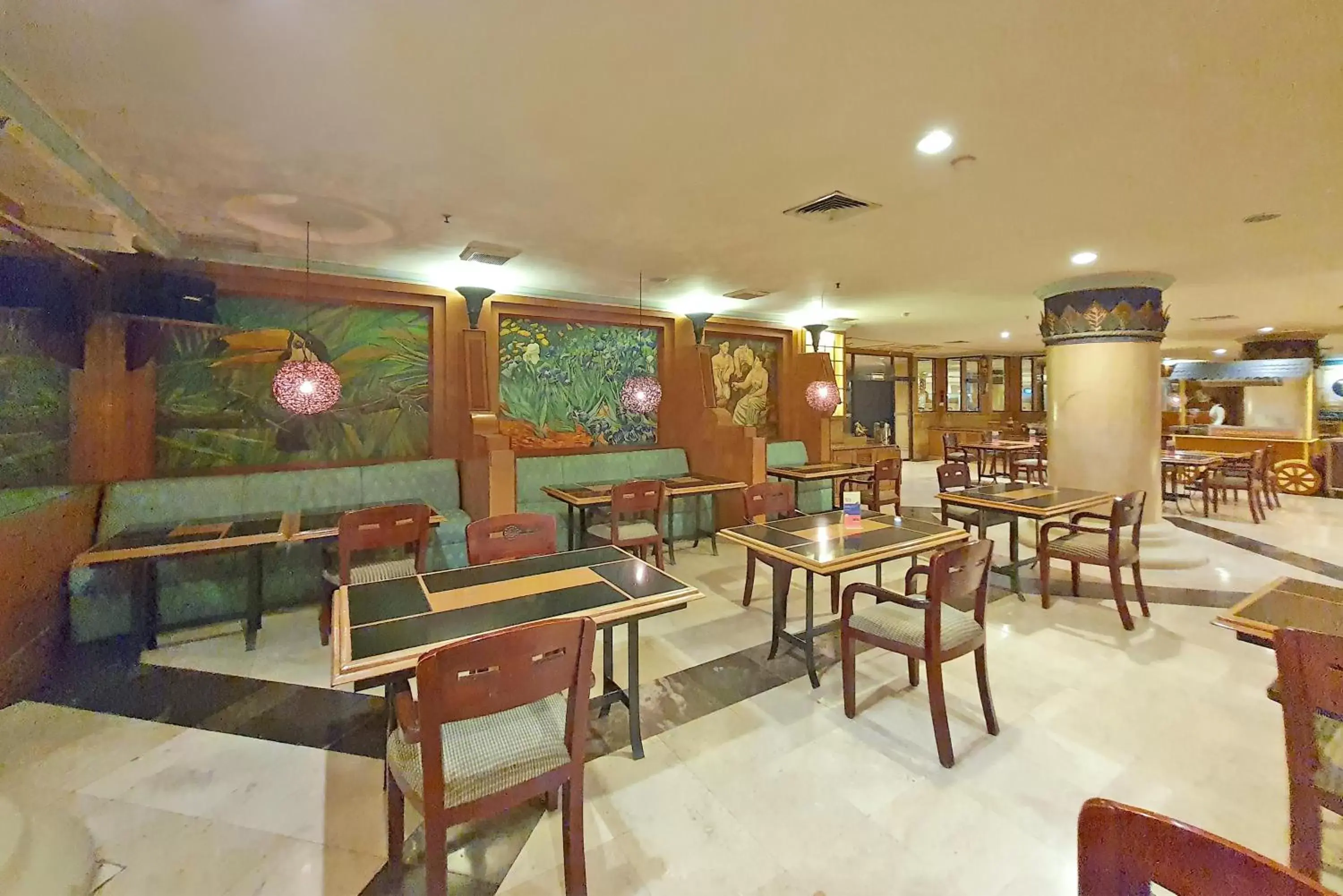 Restaurant/Places to Eat in Tunjungan Hotel