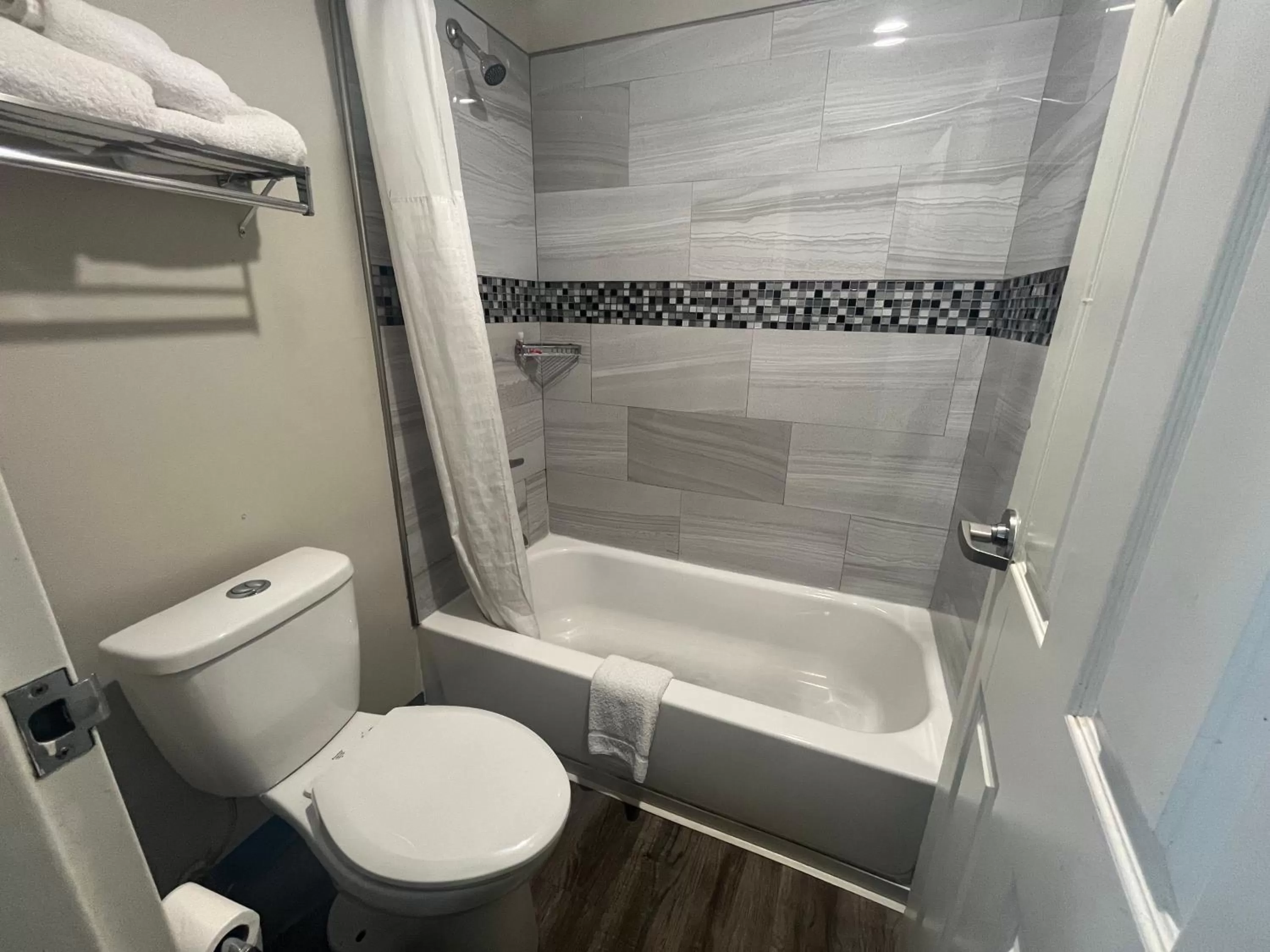 Bathroom in Econo Lodge Inn & Suites Murfreesboro Shopping District