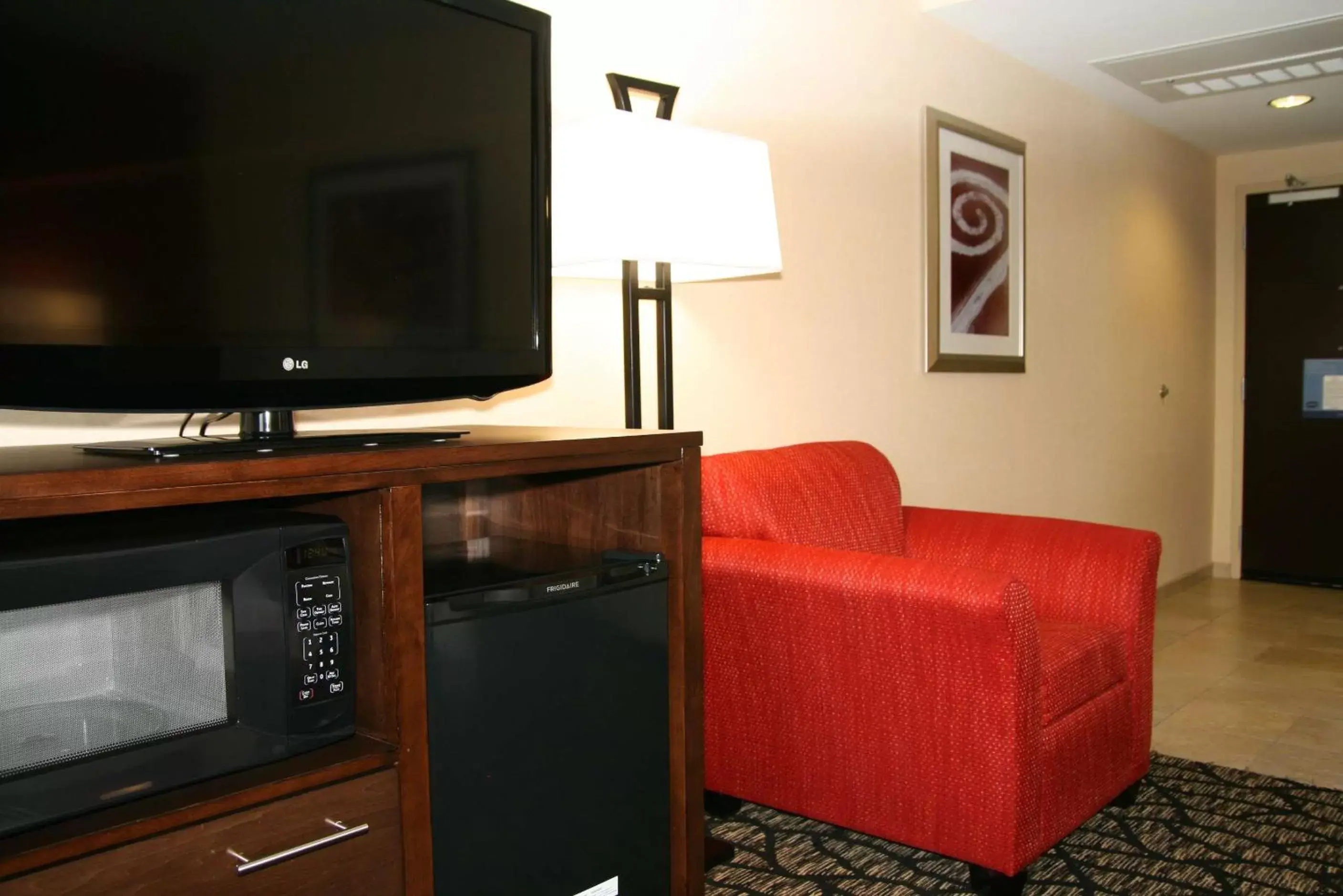 Bed, TV/Entertainment Center in Hampton Inn & Suites Salt Lake City-University/Foothill Drive